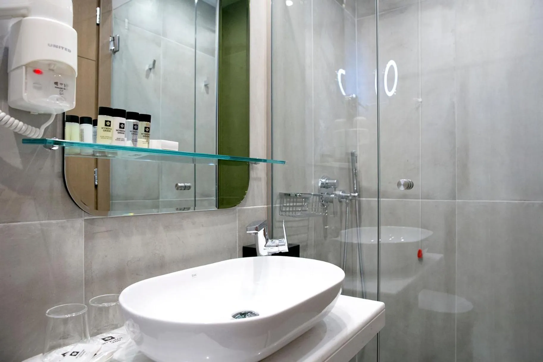 Bathroom in Zeus Essence Wyndham Athens Residence