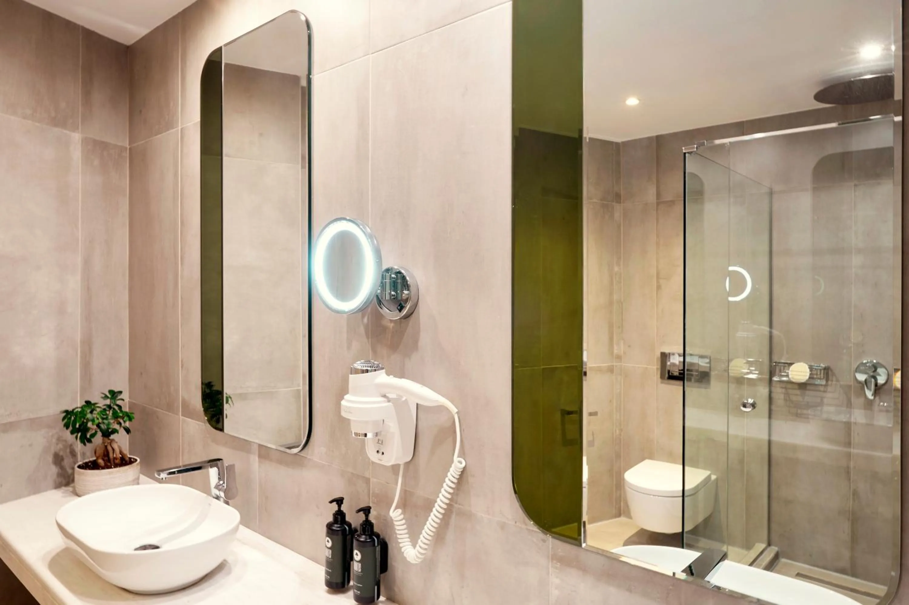 Bathroom in Zeus Essence Wyndham Athens Residence