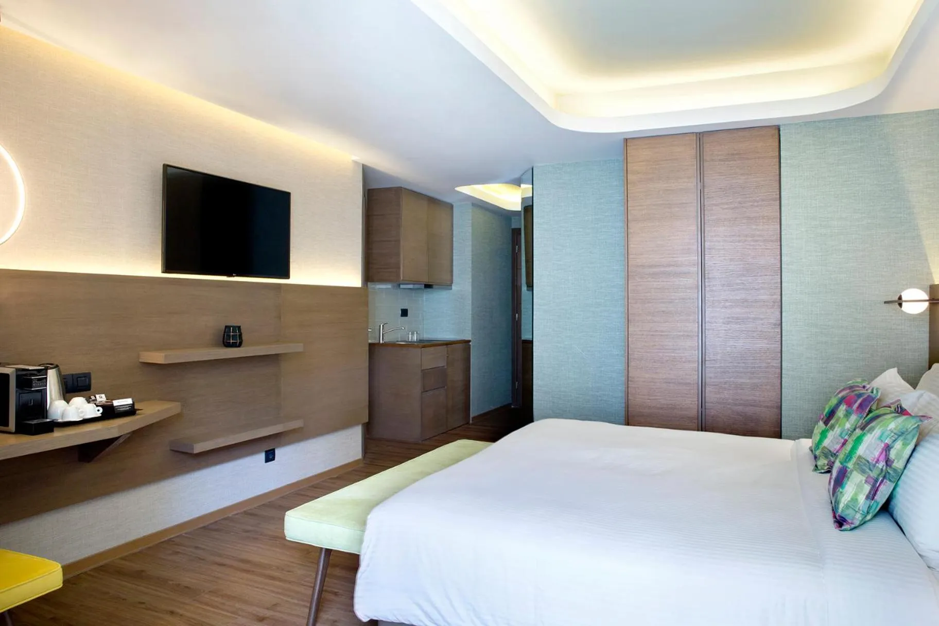 TV and multimedia, Bed in Zeus Essence Wyndham Athens Residence