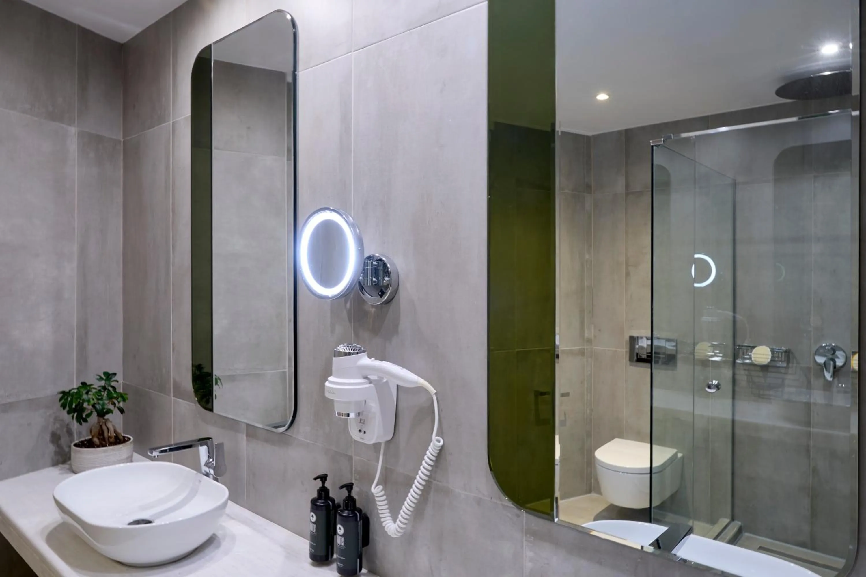 Shower in Zeus Essence Wyndham Athens Residence