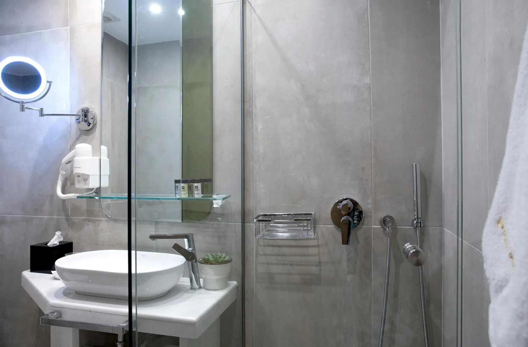 Bathroom in Zeus Essence Wyndham Athens Residence