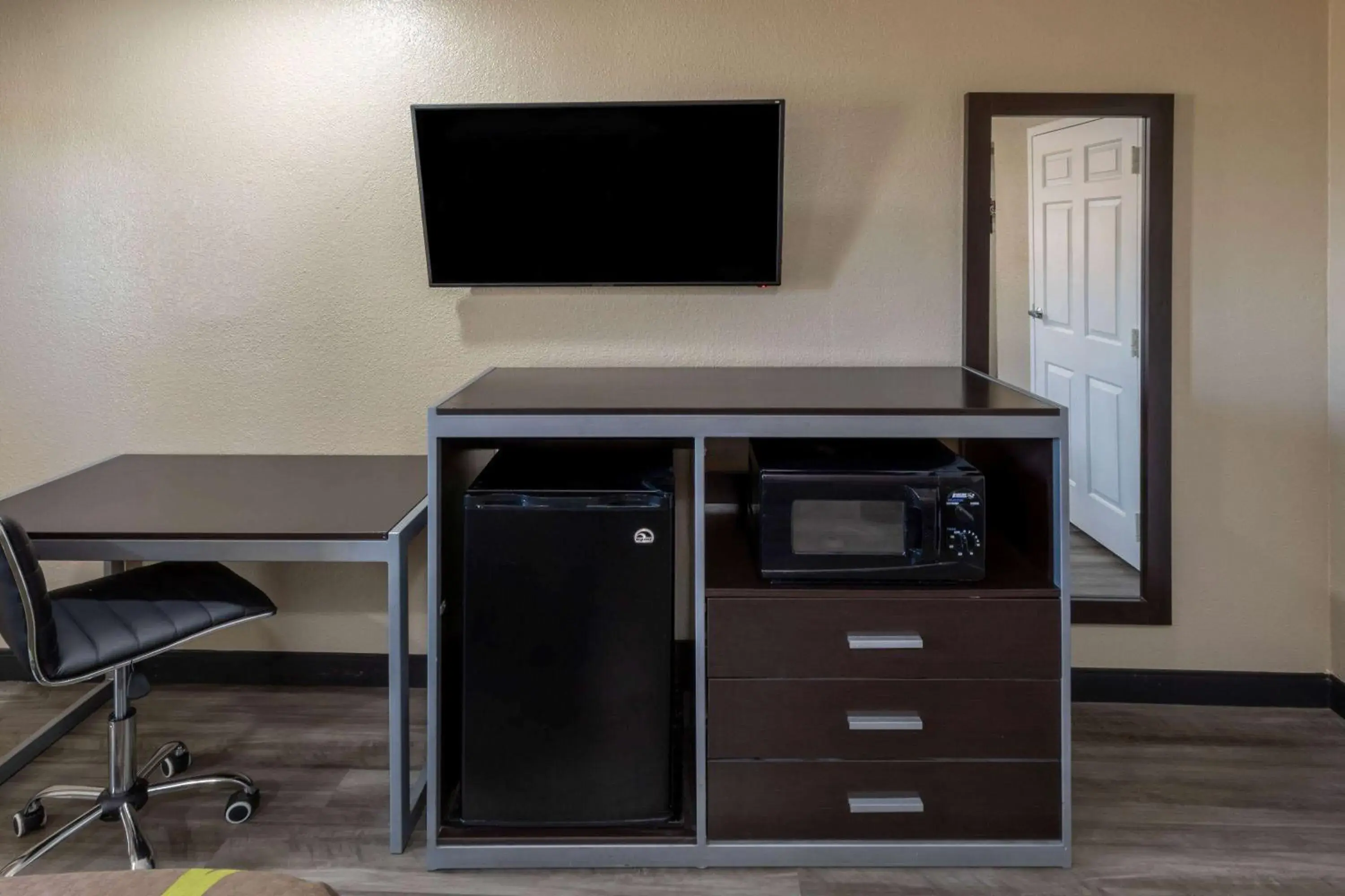 Photo of the whole room in Super 8 by Wyndham Tulsa/Arpt/St Fairgrounds Photo of the whole room in Super 8 by Wyndham Tulsa/Arpt/St Fairgrounds