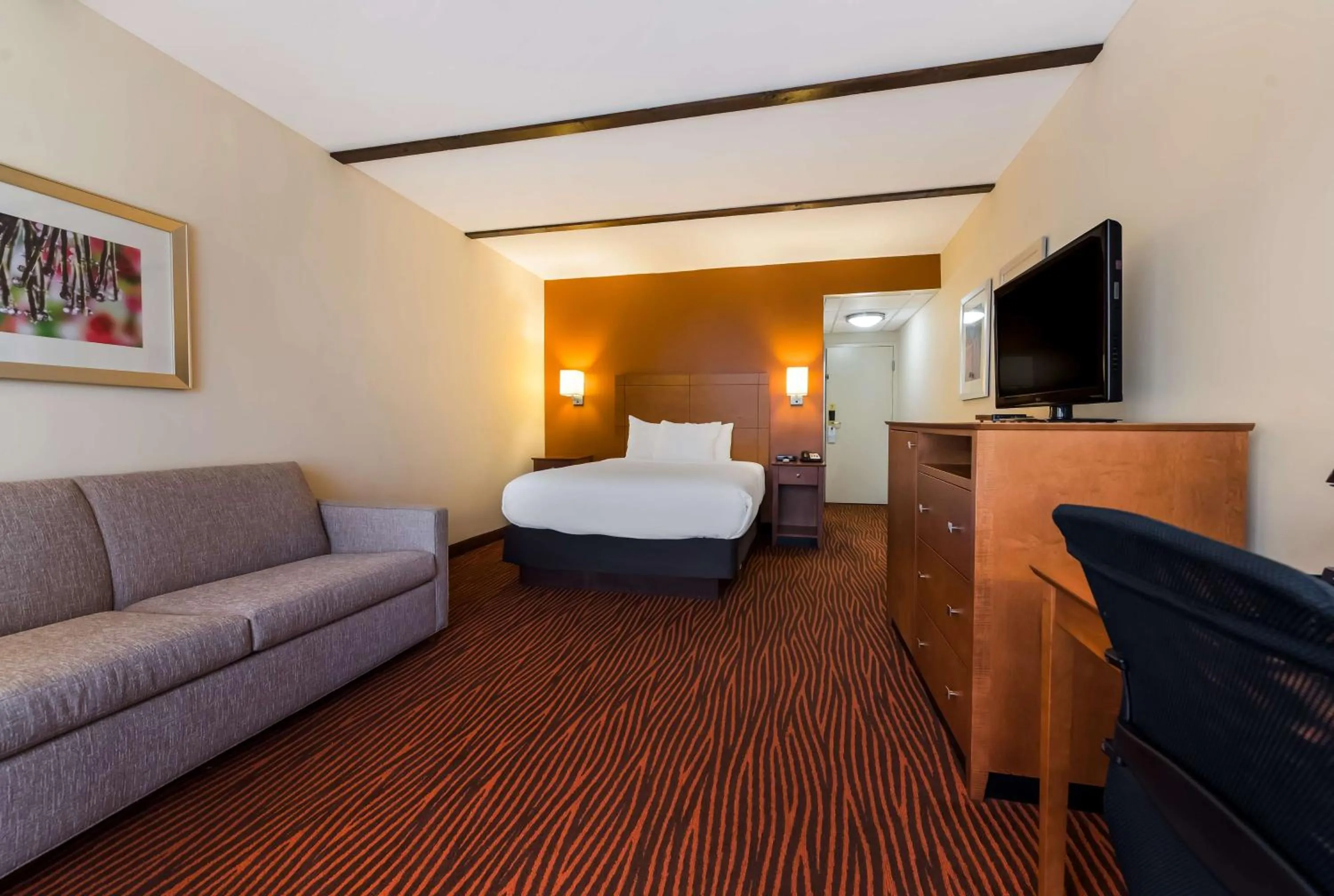 Photo of the whole room, Bed in Best Western Executive Hotel New Haven-West Haven