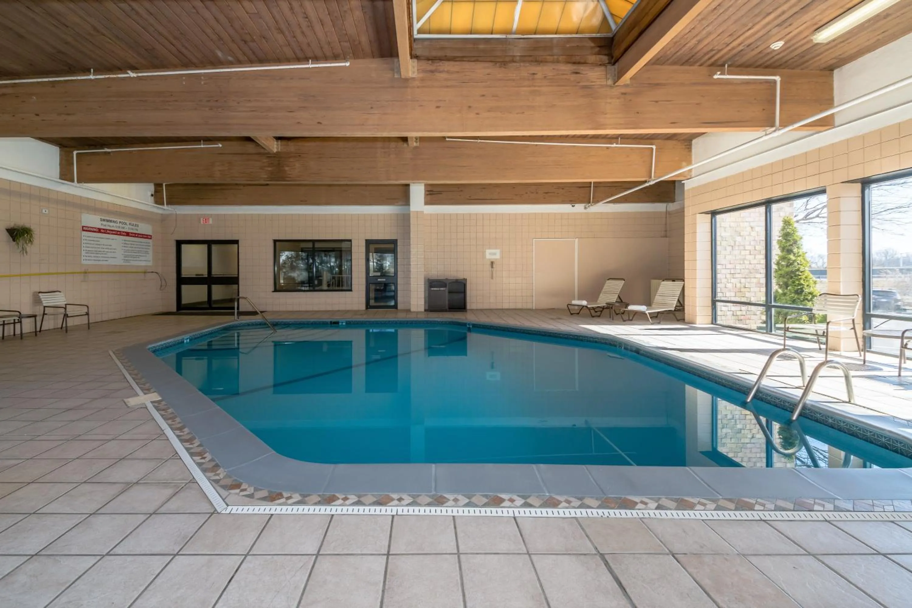 Swimming pool in Best Western Executive Hotel New Haven-West Haven