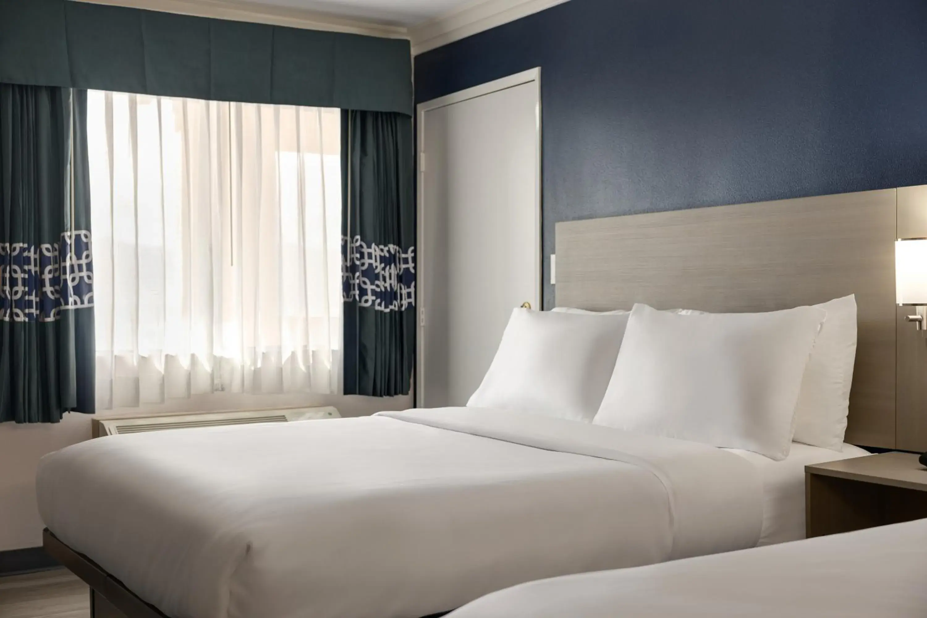 Bed in Quality Inn Lake Elsinore I-15 Bed in Quality Inn Lake Elsinore I-15