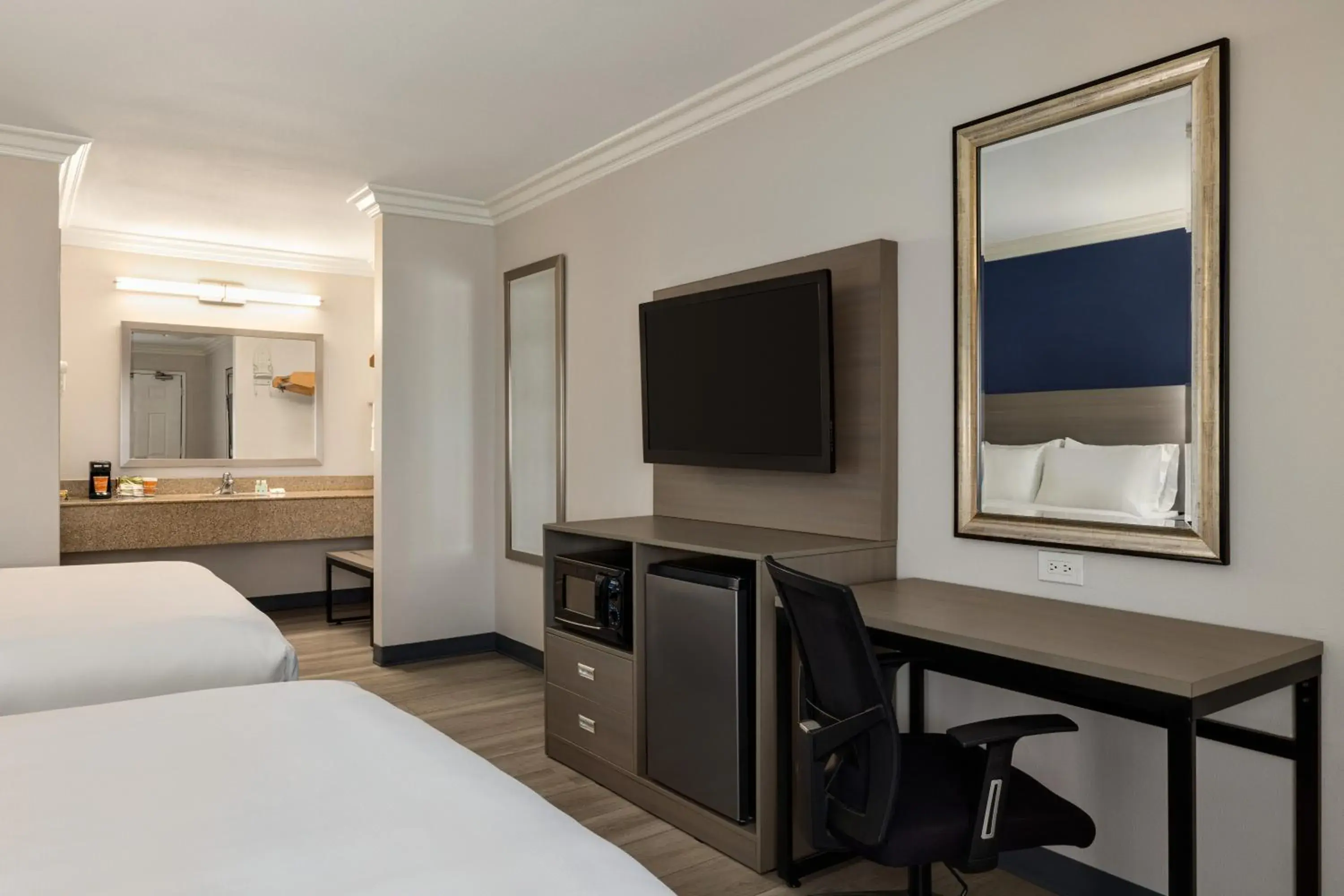 Shower, Bed in Quality Inn Lake Elsinore I-15 Shower, Bed in Quality Inn Lake Elsinore I-15