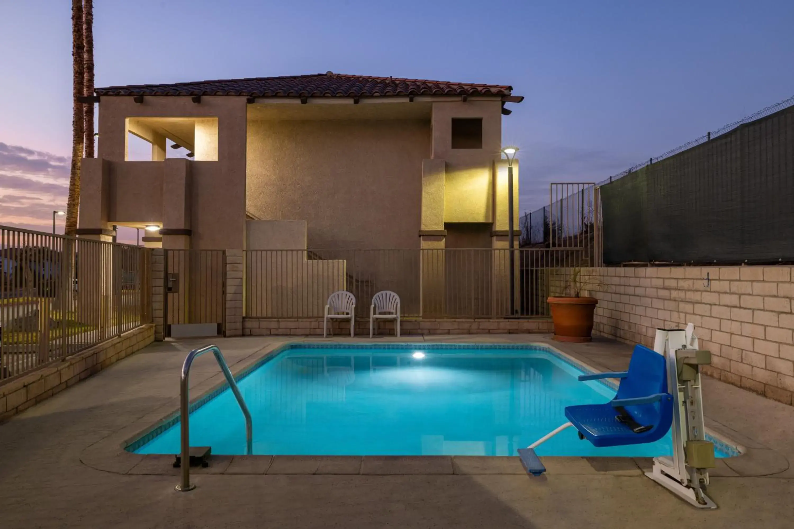 Swimming pool in Quality Inn Lake Elsinore I-15 Swimming pool in Quality Inn Lake Elsinore I-15