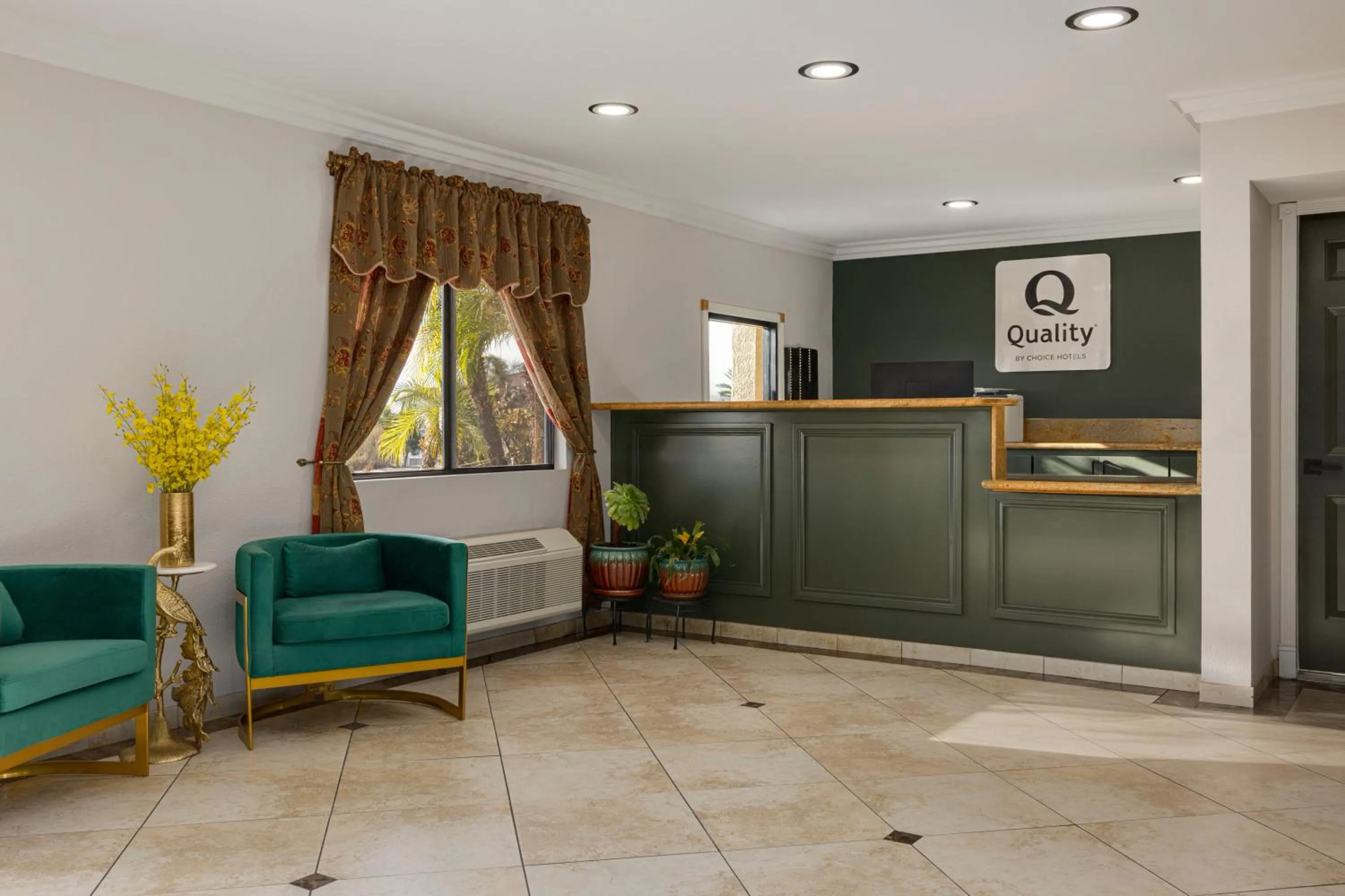 Lobby or reception in Quality Inn Lake Elsinore I-15