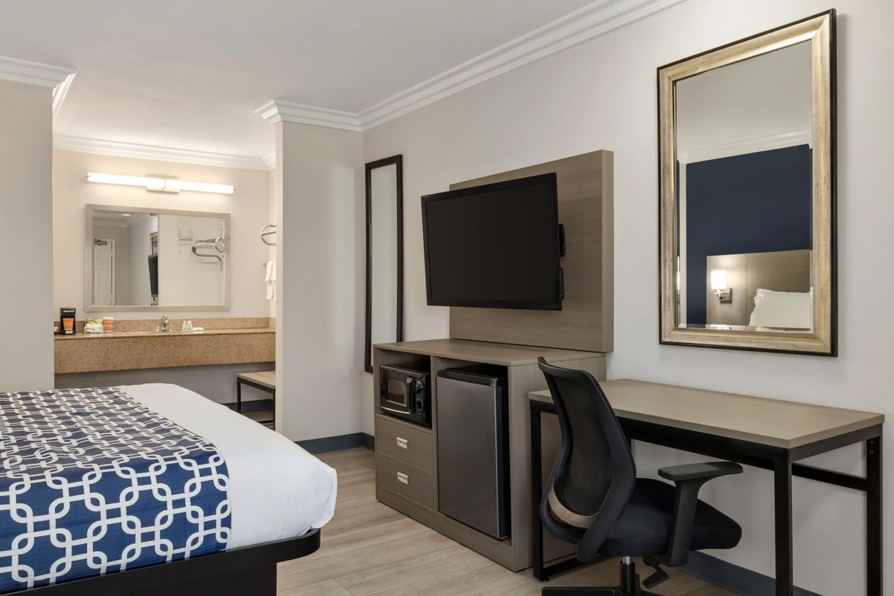 TV and multimedia, Bed in Quality Inn Lake Elsinore I-15