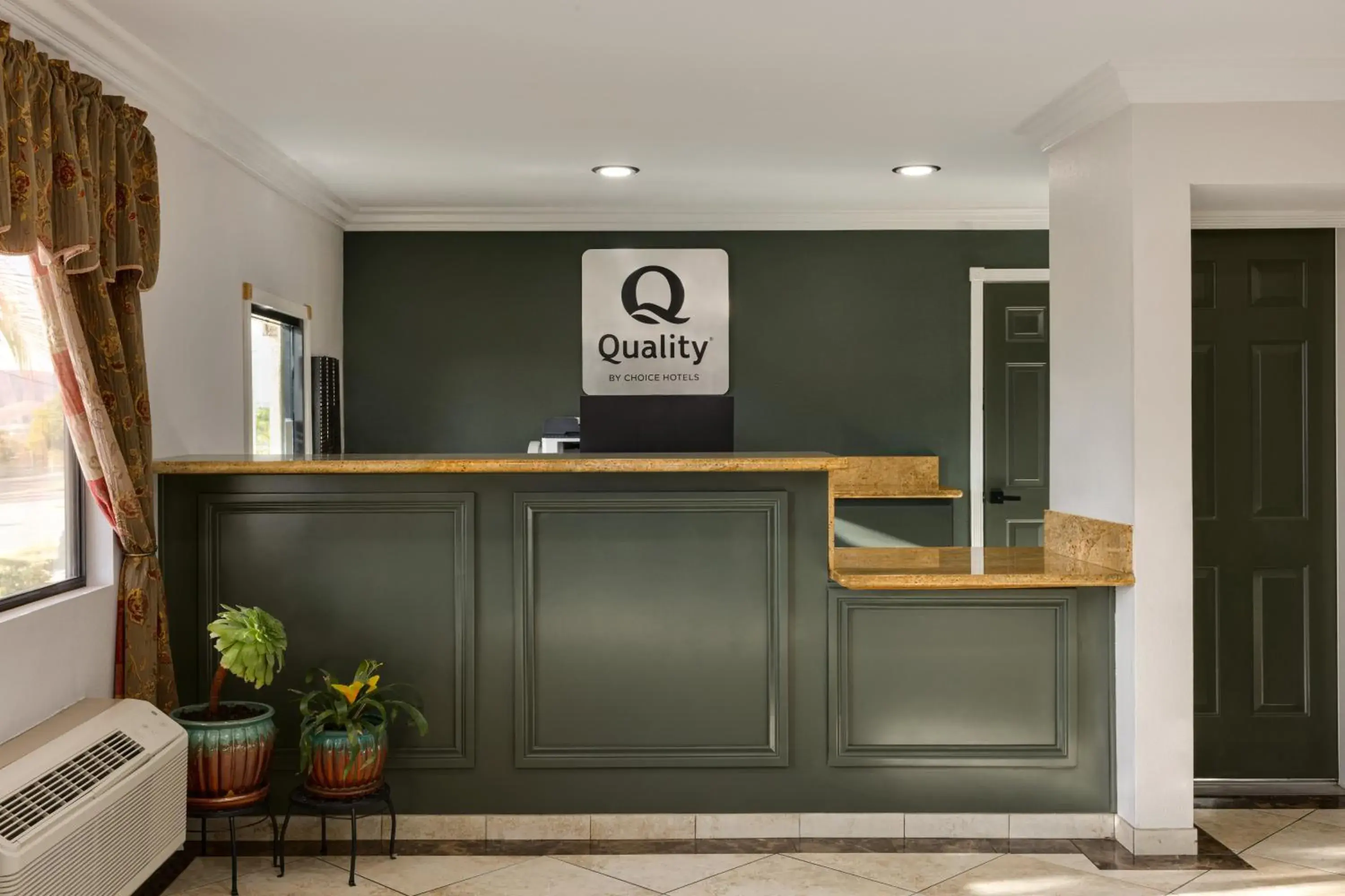 Property building in Quality Inn Lake Elsinore I-15 Property building in Quality Inn Lake Elsinore I-15