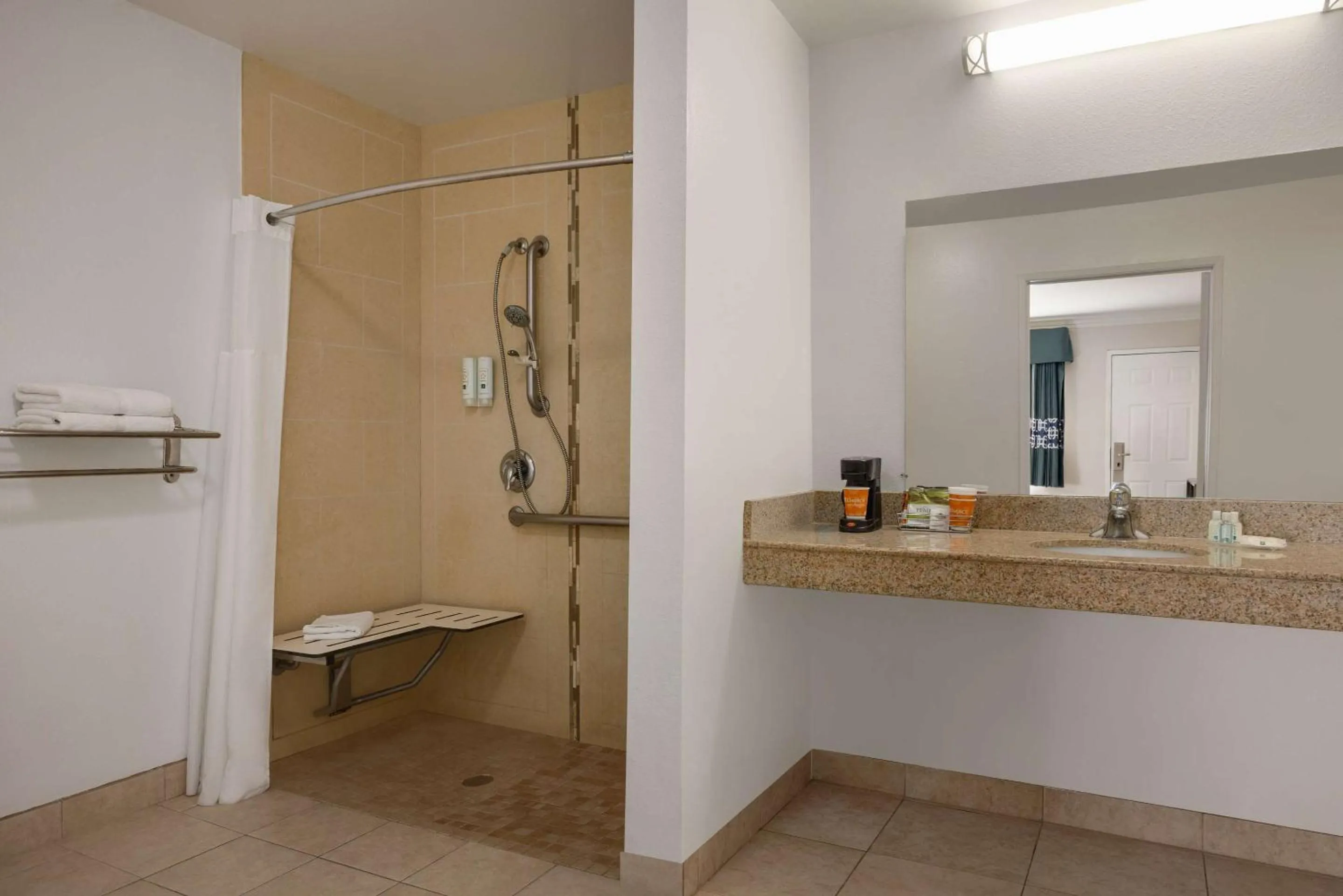 Bedroom in Quality Inn Lake Elsinore I-15