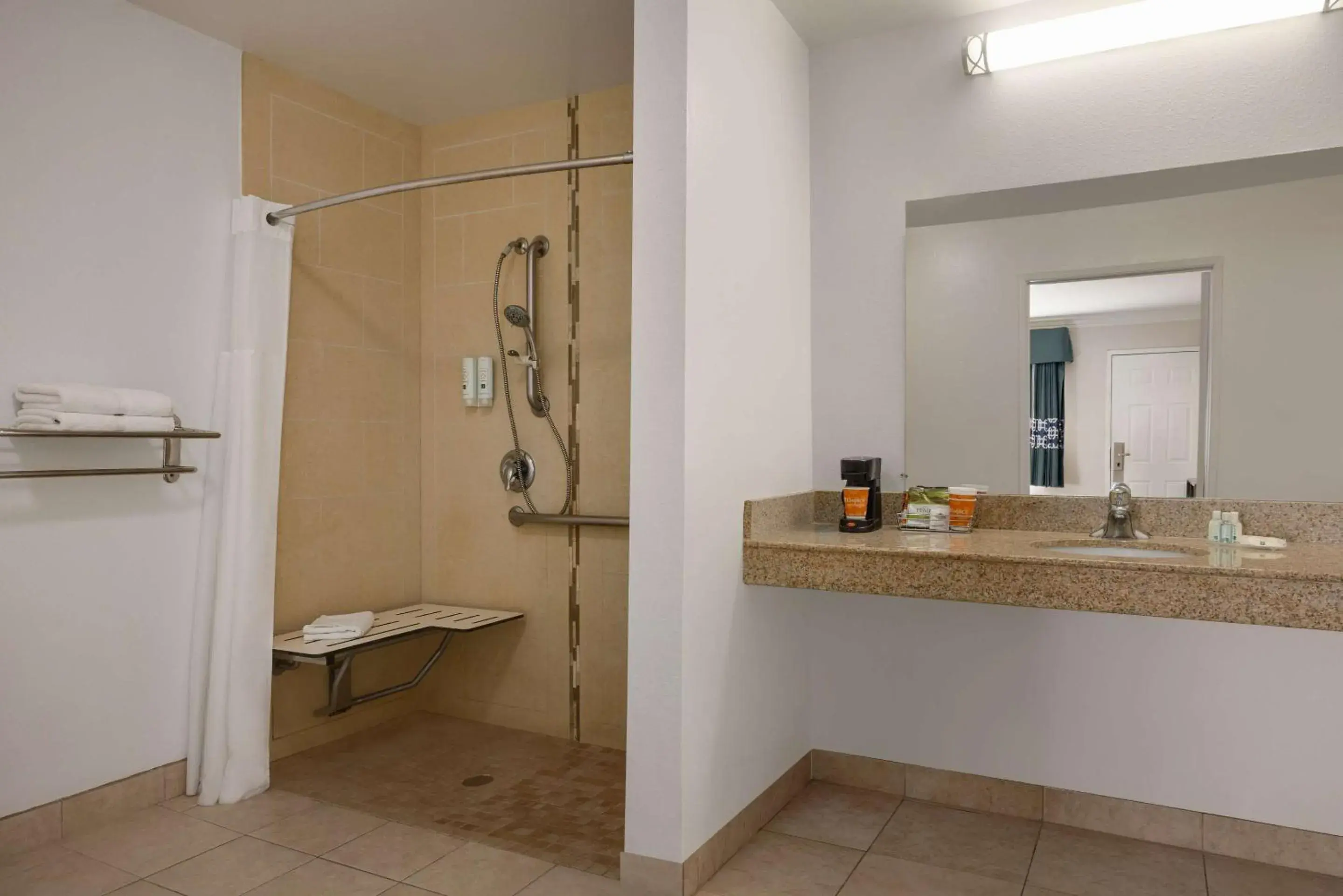 Bedroom in Quality Inn Lake Elsinore I-15 Bedroom in Quality Inn Lake Elsinore I-15