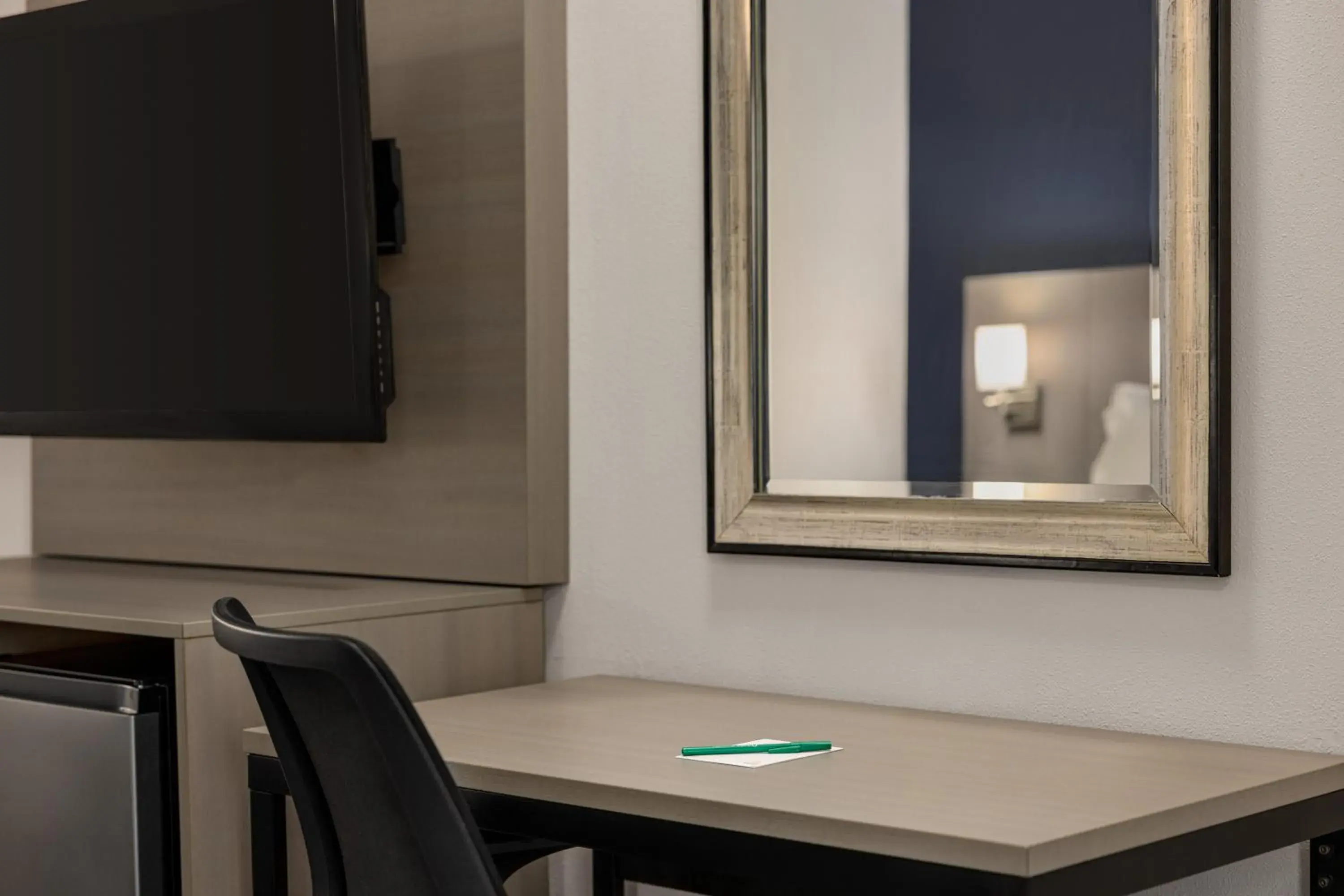 Standard Queen Room with Roll-In Shower - Accessible/Non-Smoking in Quality Inn Lake Elsinore I-15 Standard Queen Room with Roll-In Shower - Accessible/Non-Smoking in Quality Inn Lake Elsinore I-15