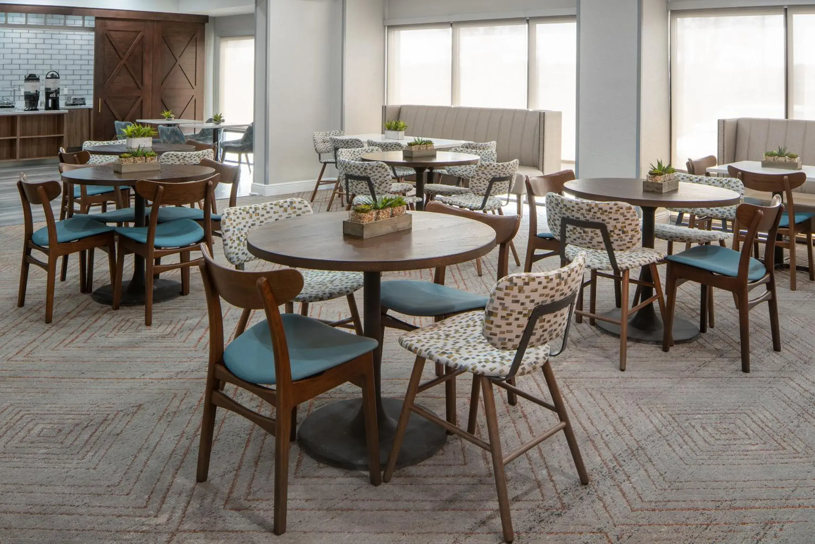 Restaurant/places to eat in Avalon Hotel & Suites Alexandria Restaurant/places to eat in Avalon Hotel & Suites Alexandria