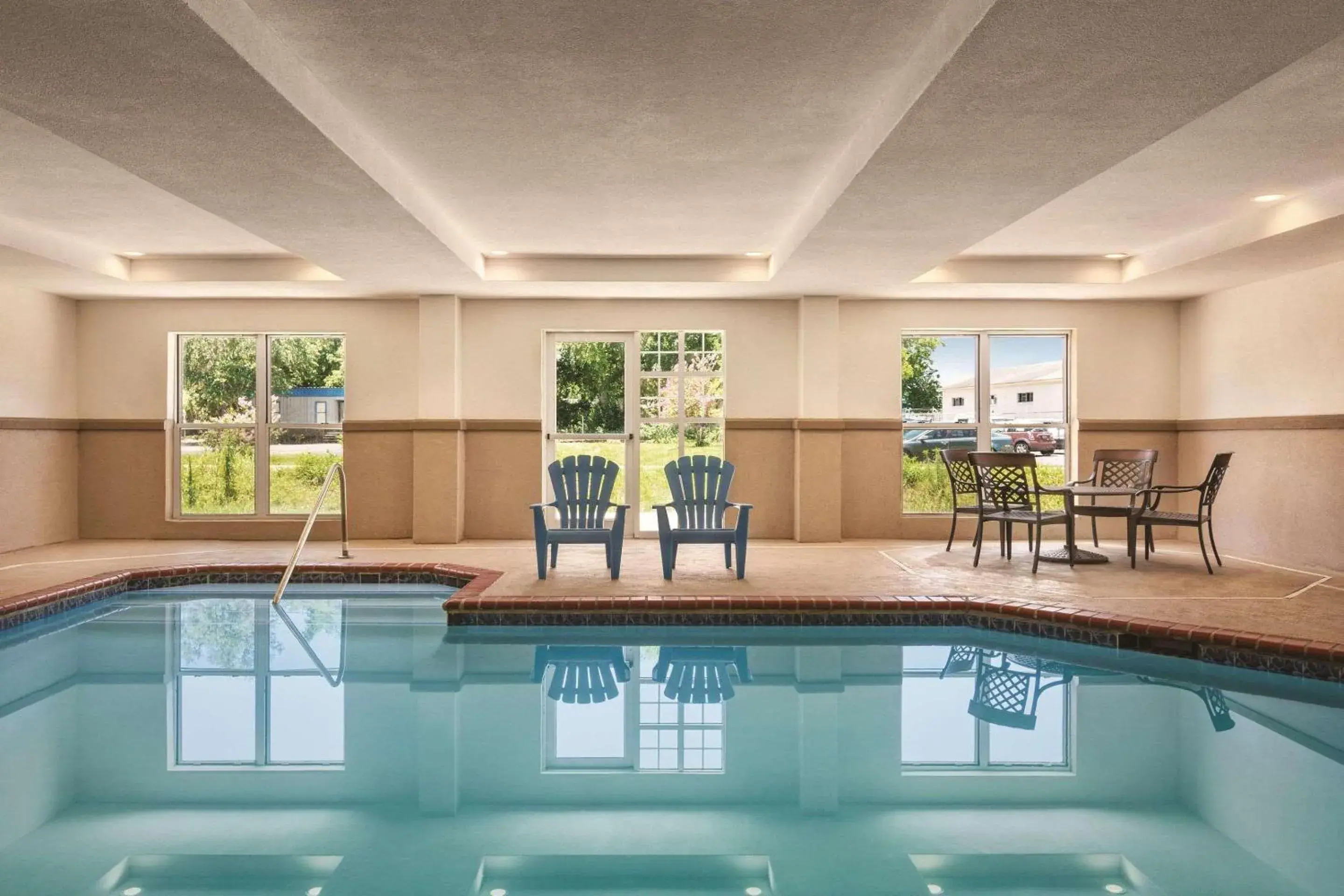 Swimming pool in Country Inn & Suites by Radisson, Beaufort West, SC Swimming pool in Country Inn & Suites by Radisson, Beaufort West, SC