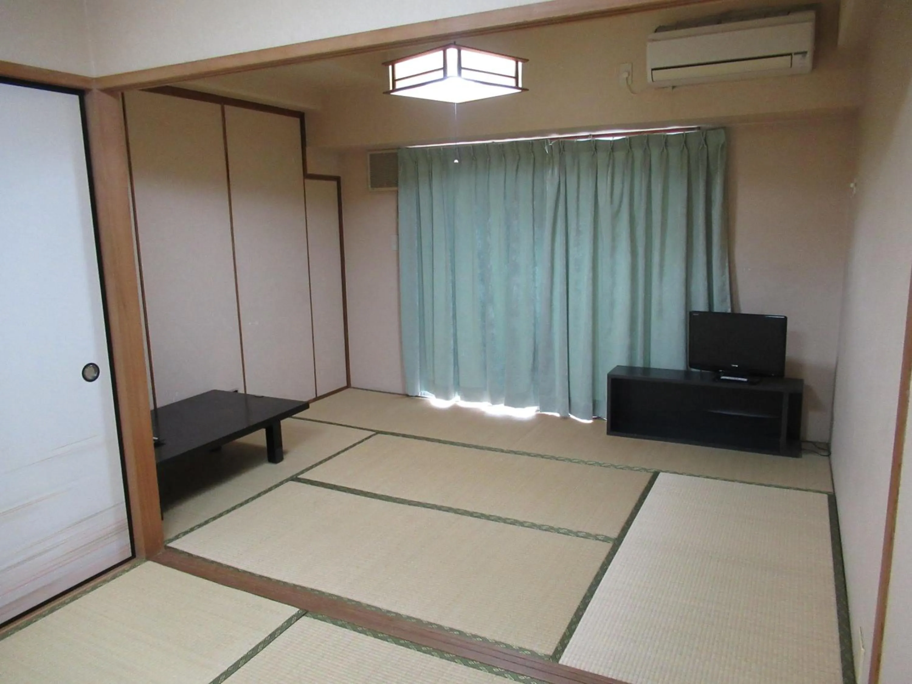 Photo of the whole room, Bed in Tsurusaki Hotel