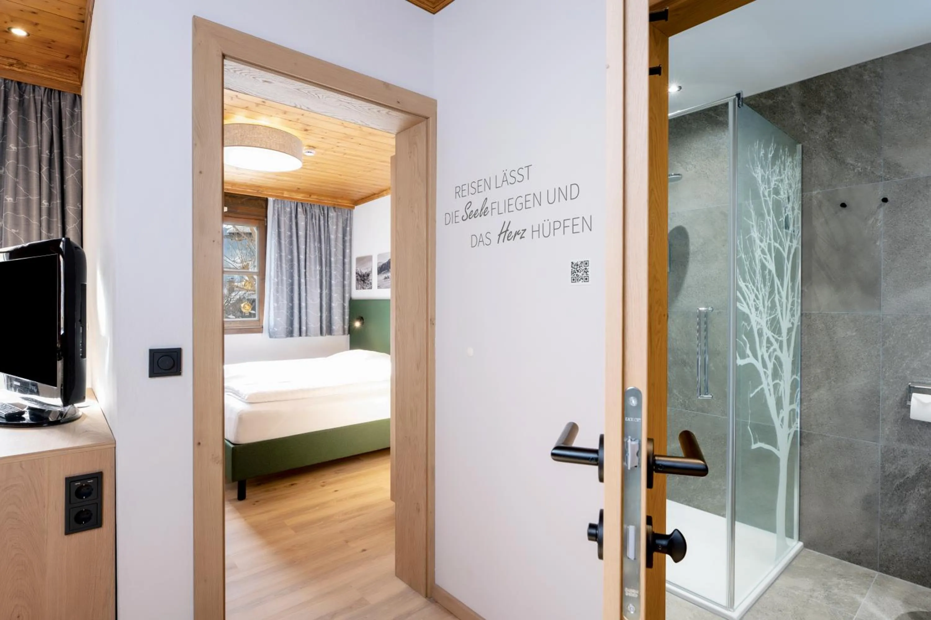 Shower, Bed in Hapimag Ferienwohnungen St Michael
