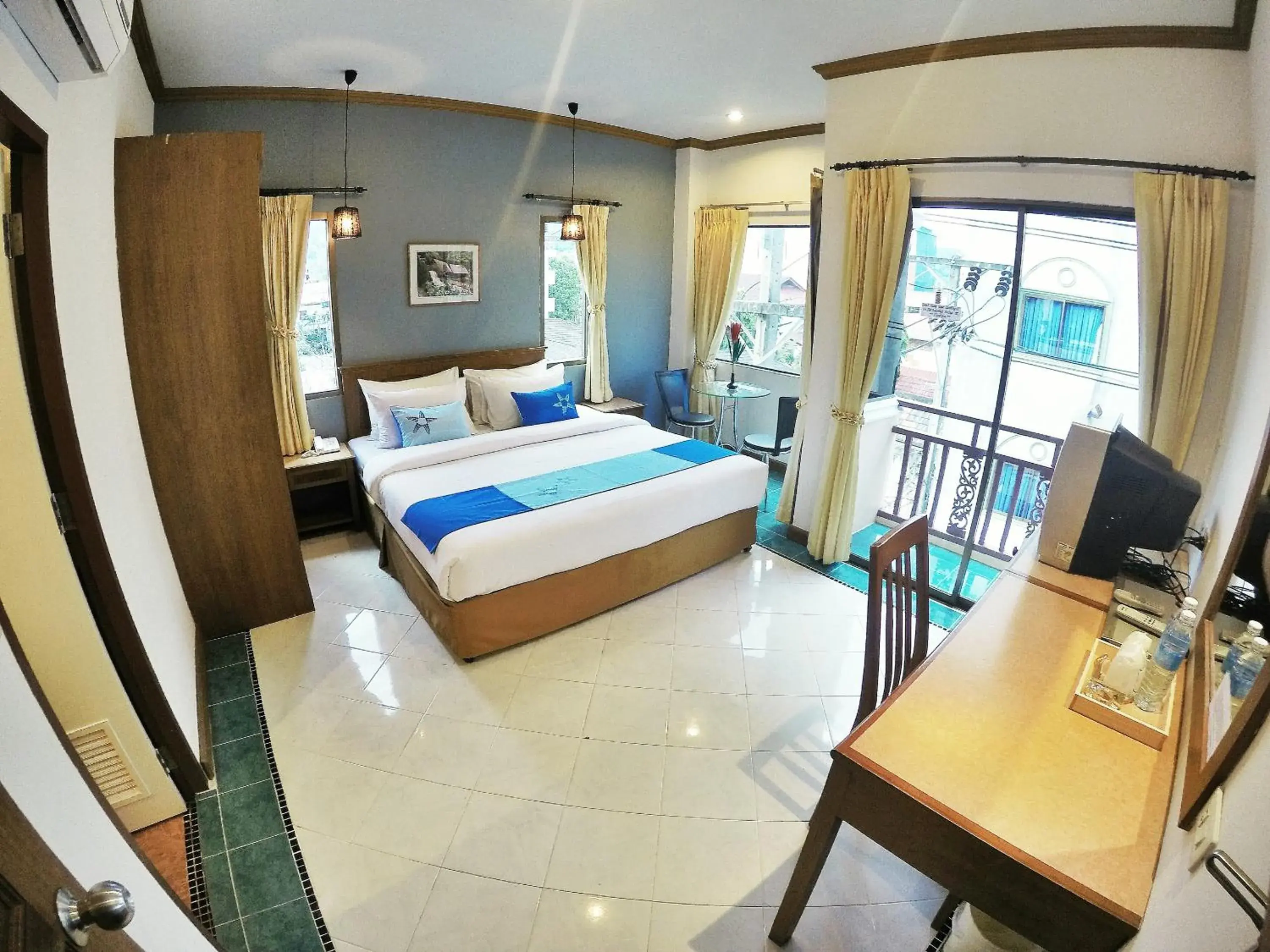 Deluxe King Room in Sea Front Home Hotel - Patong Beach Deluxe King Room in Sea Front Home Hotel - Patong Beach