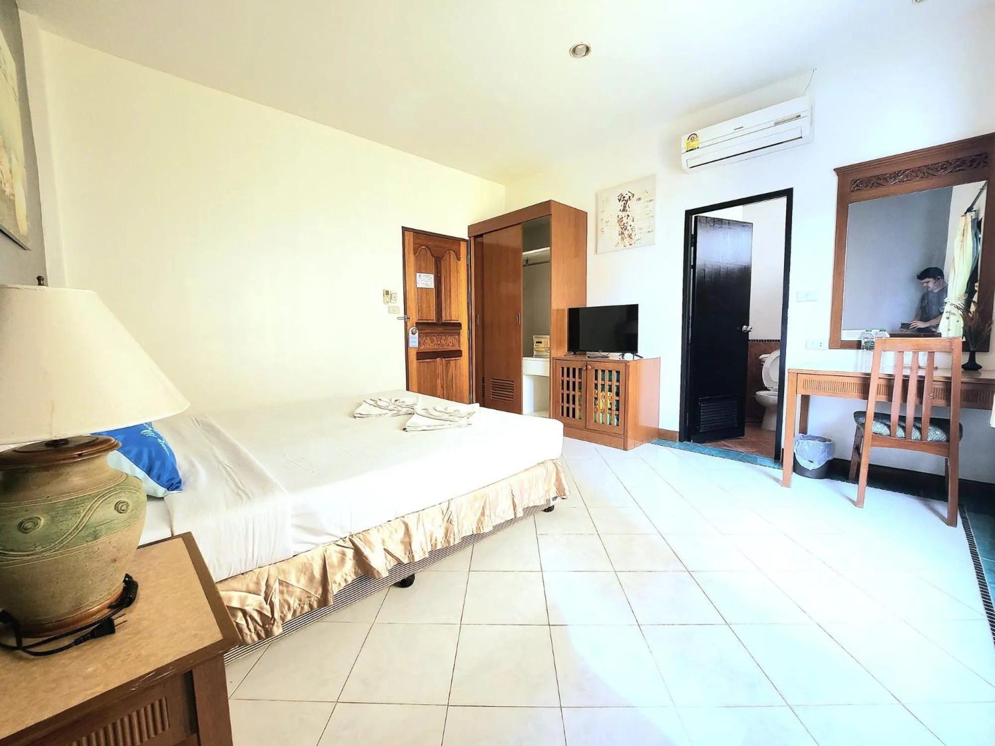Bedroom, Bed in Sea Front Home Hotel - Patong Beach