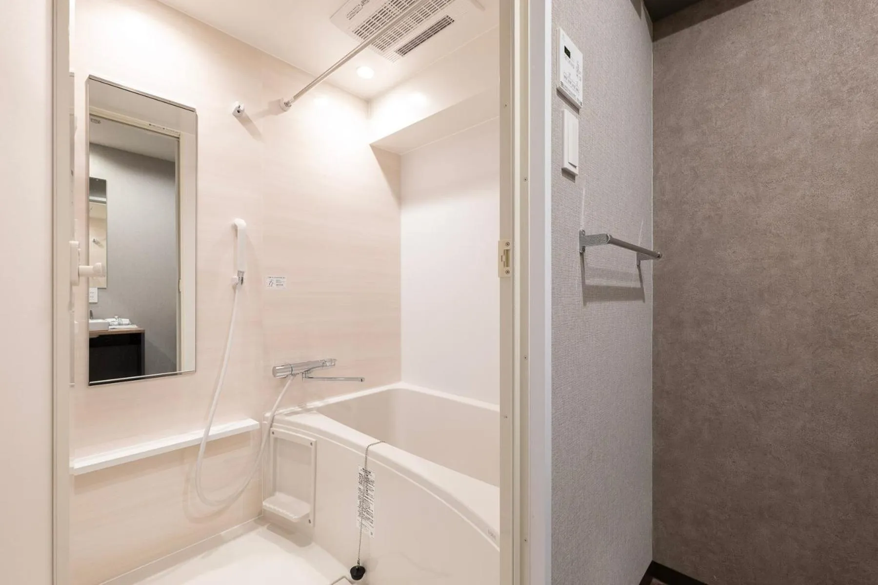 Shower in e-stay namba