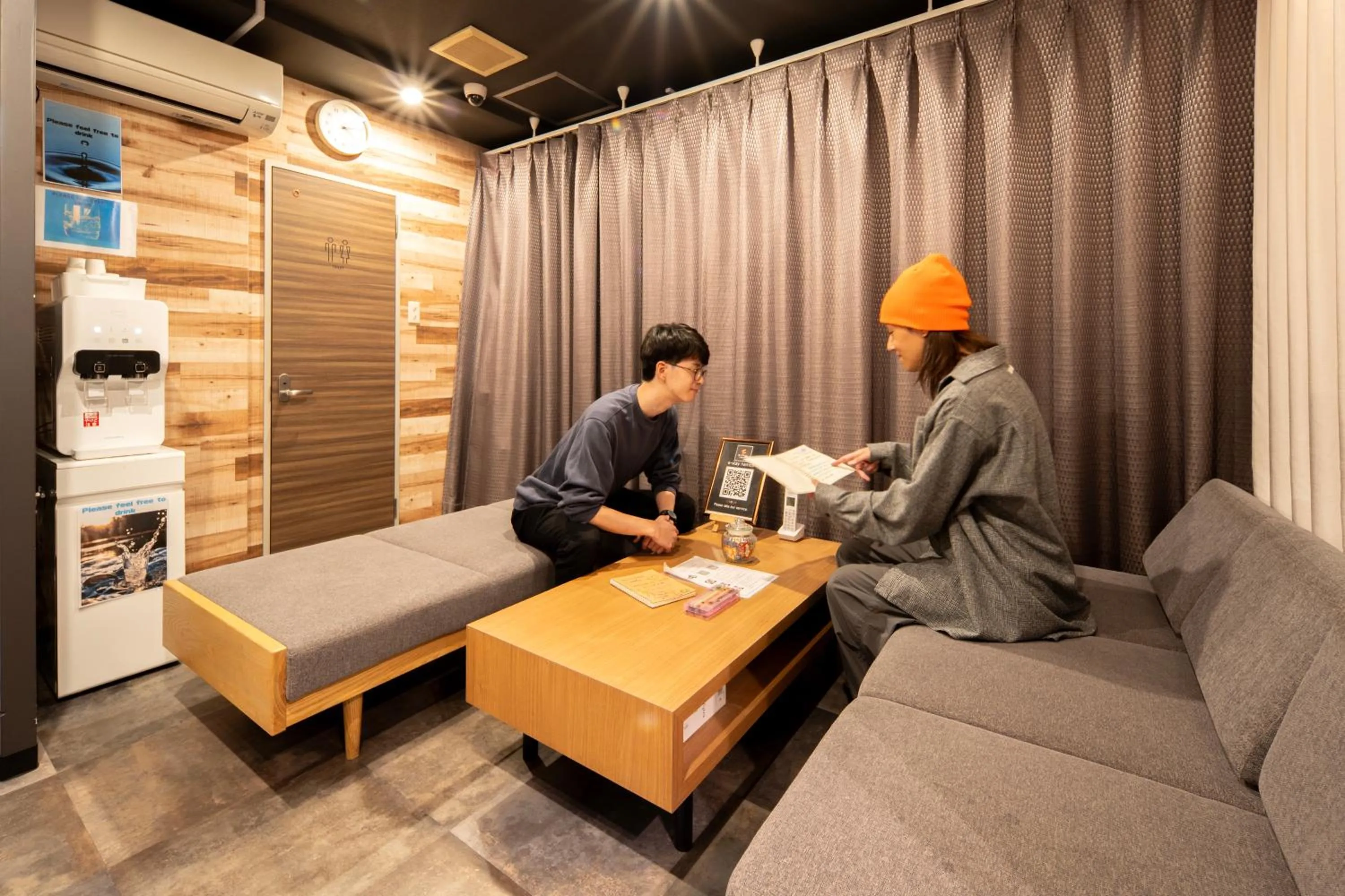 Communal lounge/ TV room in e-stay namba