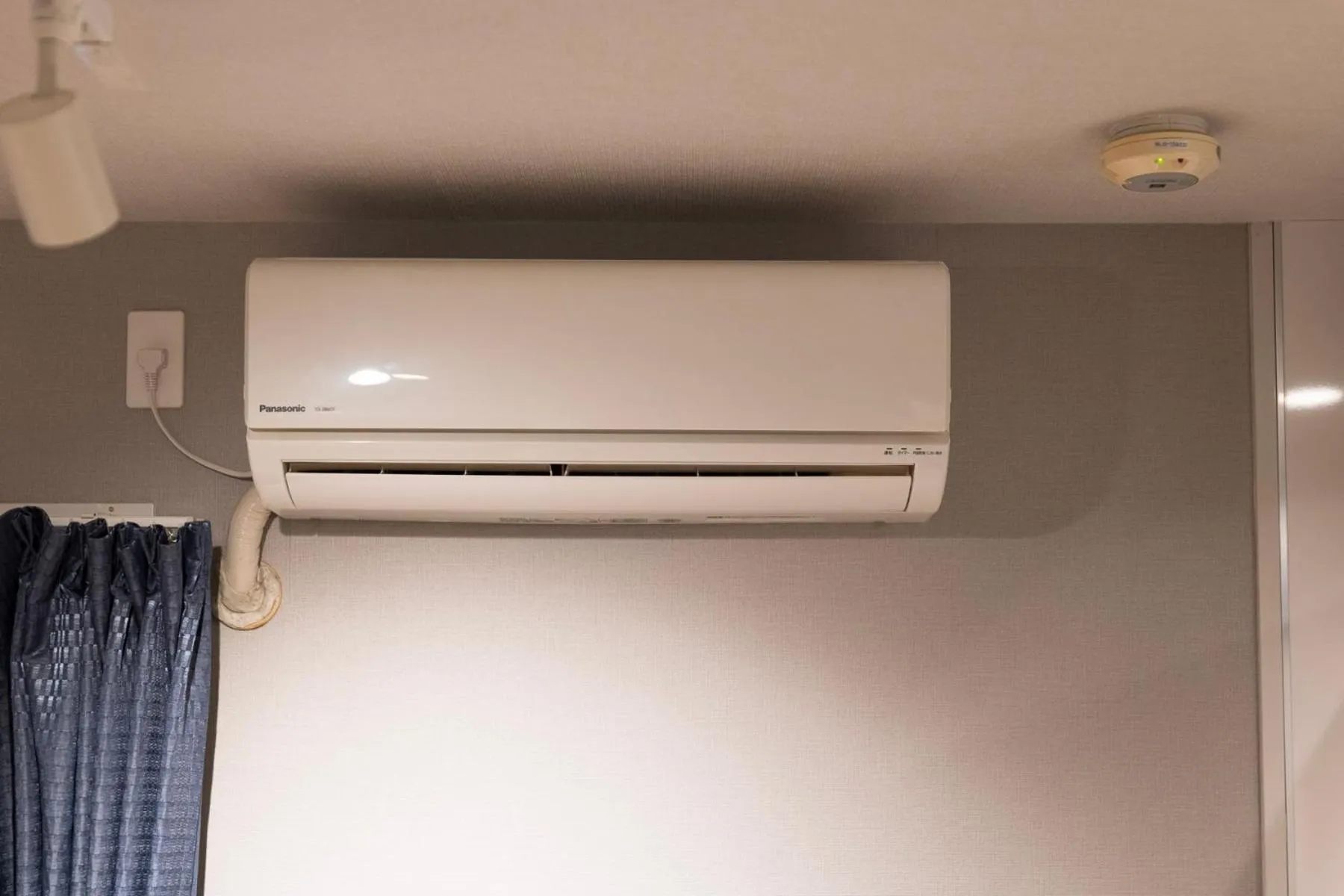 air conditioner in e-stay namba