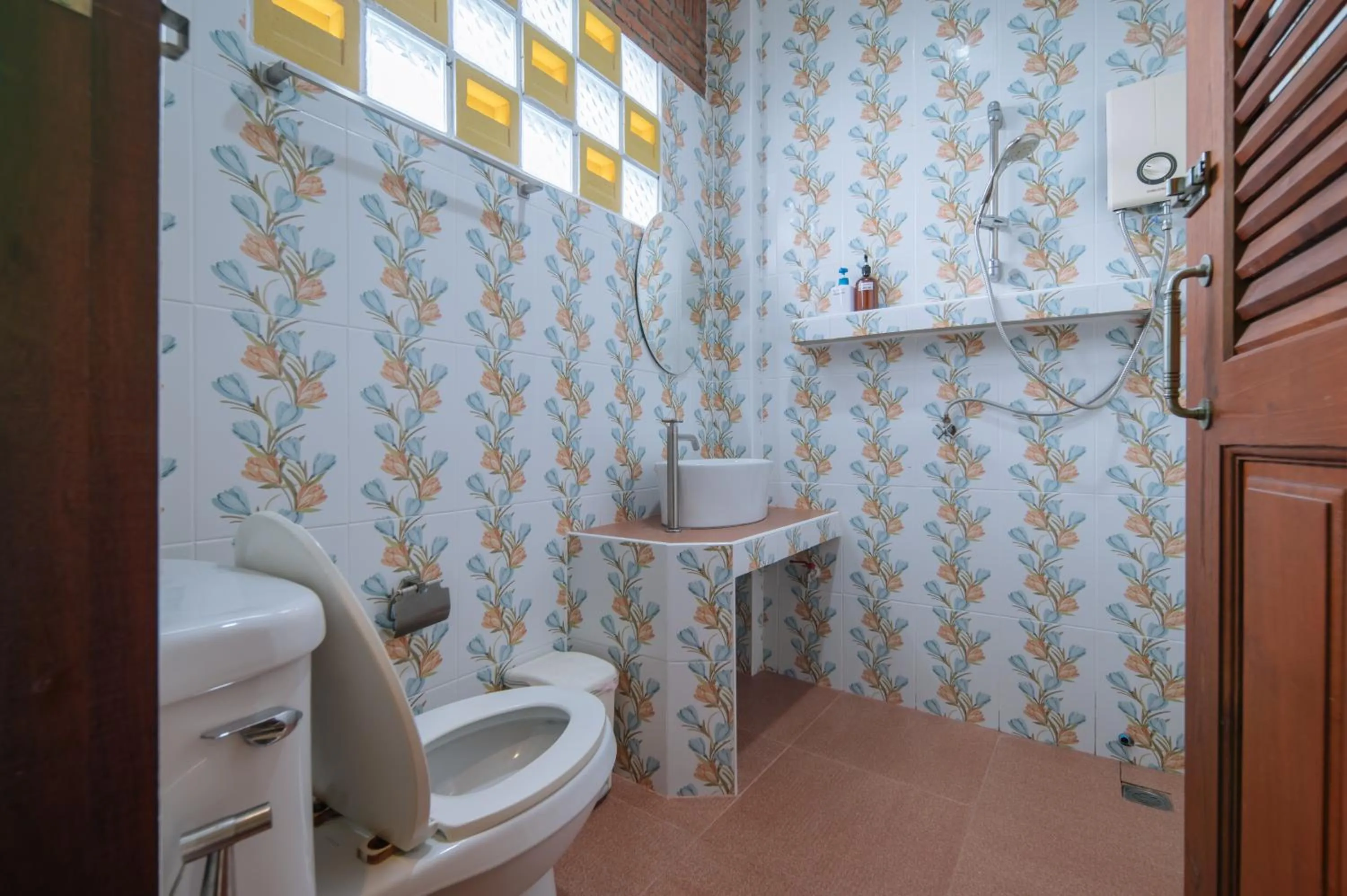 Toilet in Pongphen Guesthouse - SHA Plus Certified