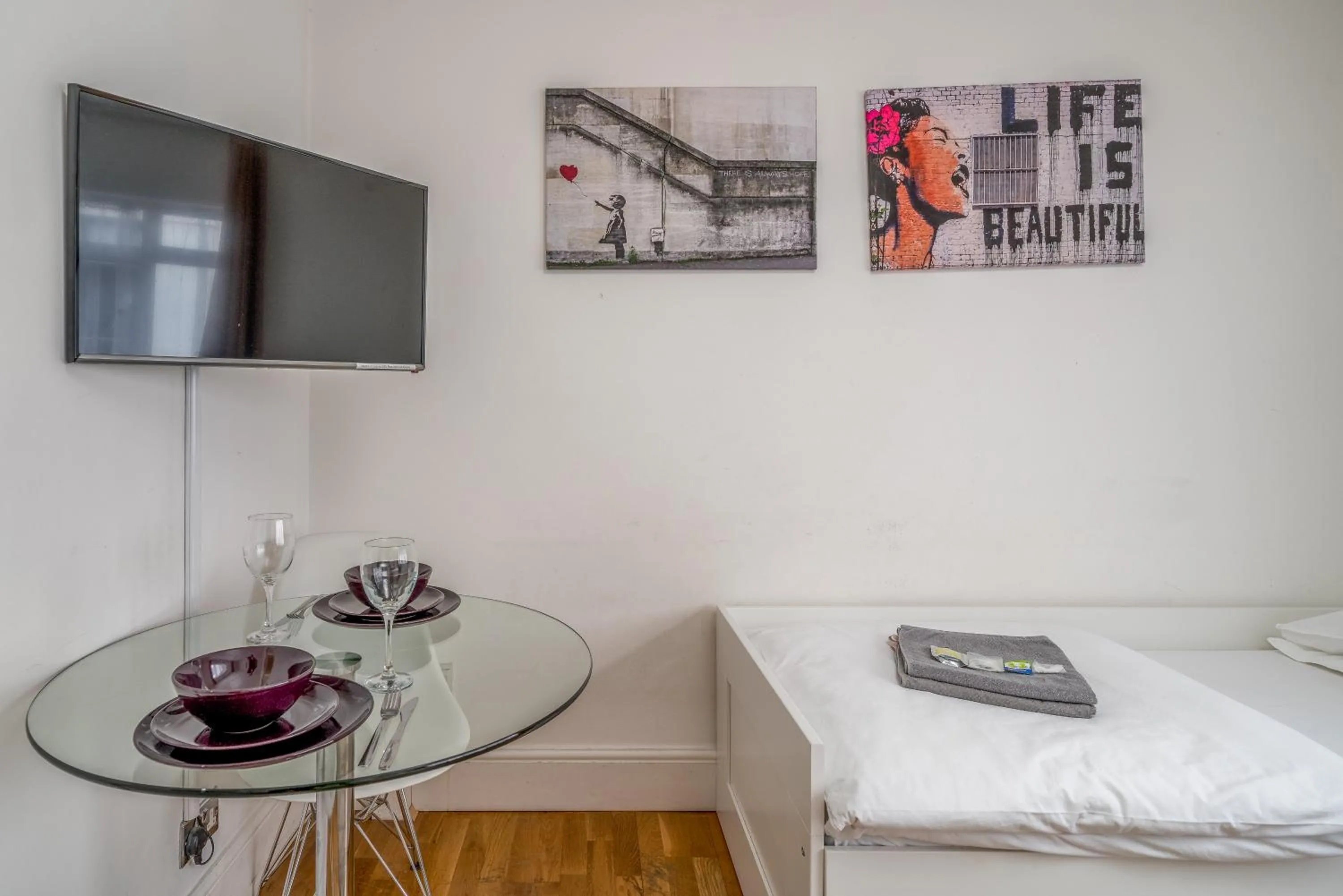 Bed in Private Studio - Wardour Street - Berwick Street