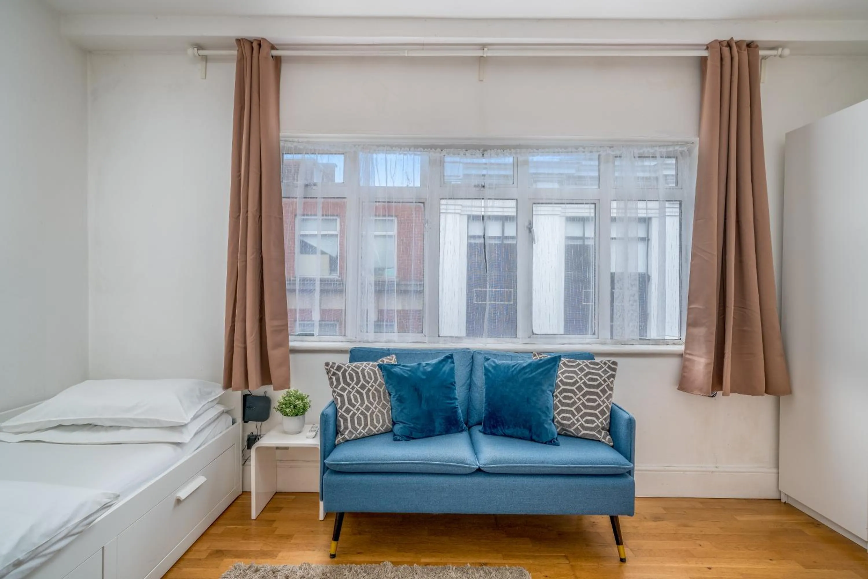 Bed in Private Studio - Wardour Street - Berwick Street