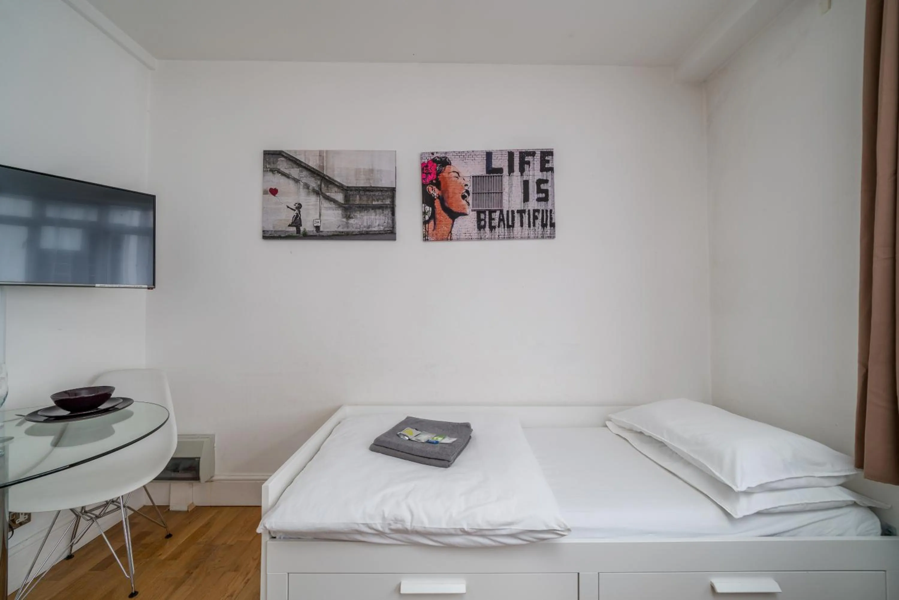 Bed in Private Studio - Wardour Street - Berwick Street