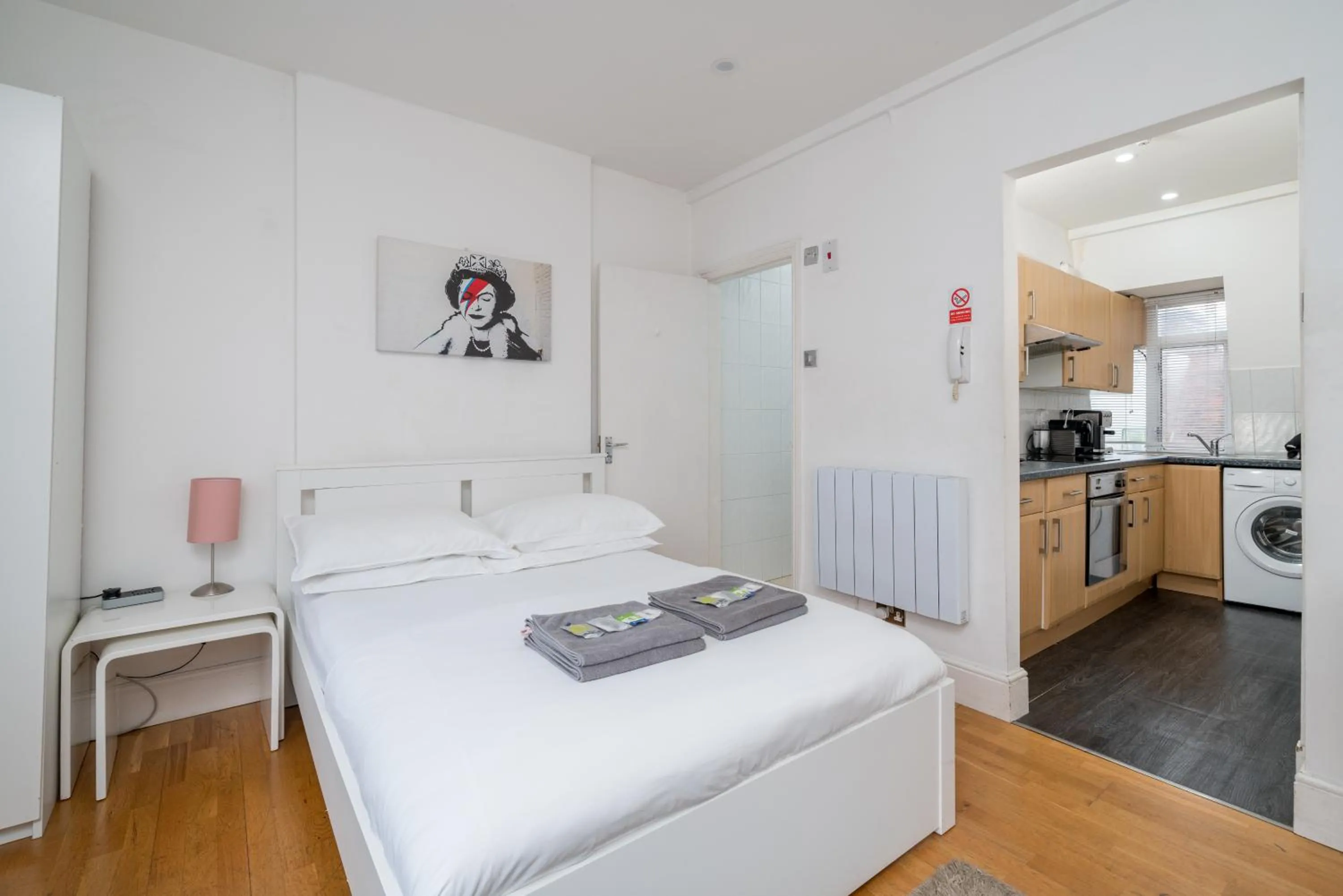 Bed in Private Studio - Wardour Street - Berwick Street