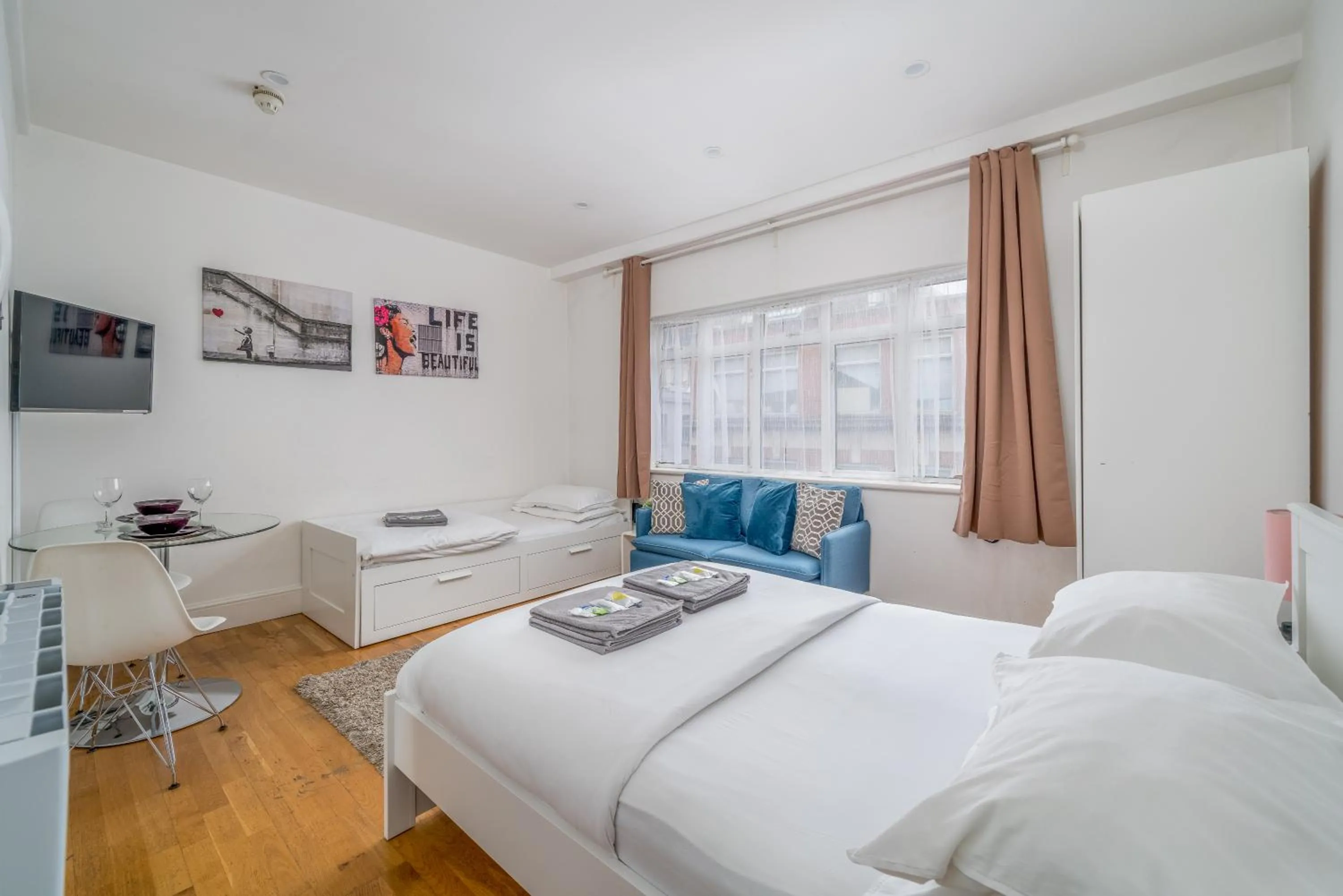 Bed in Private Studio - Wardour Street - Berwick Street