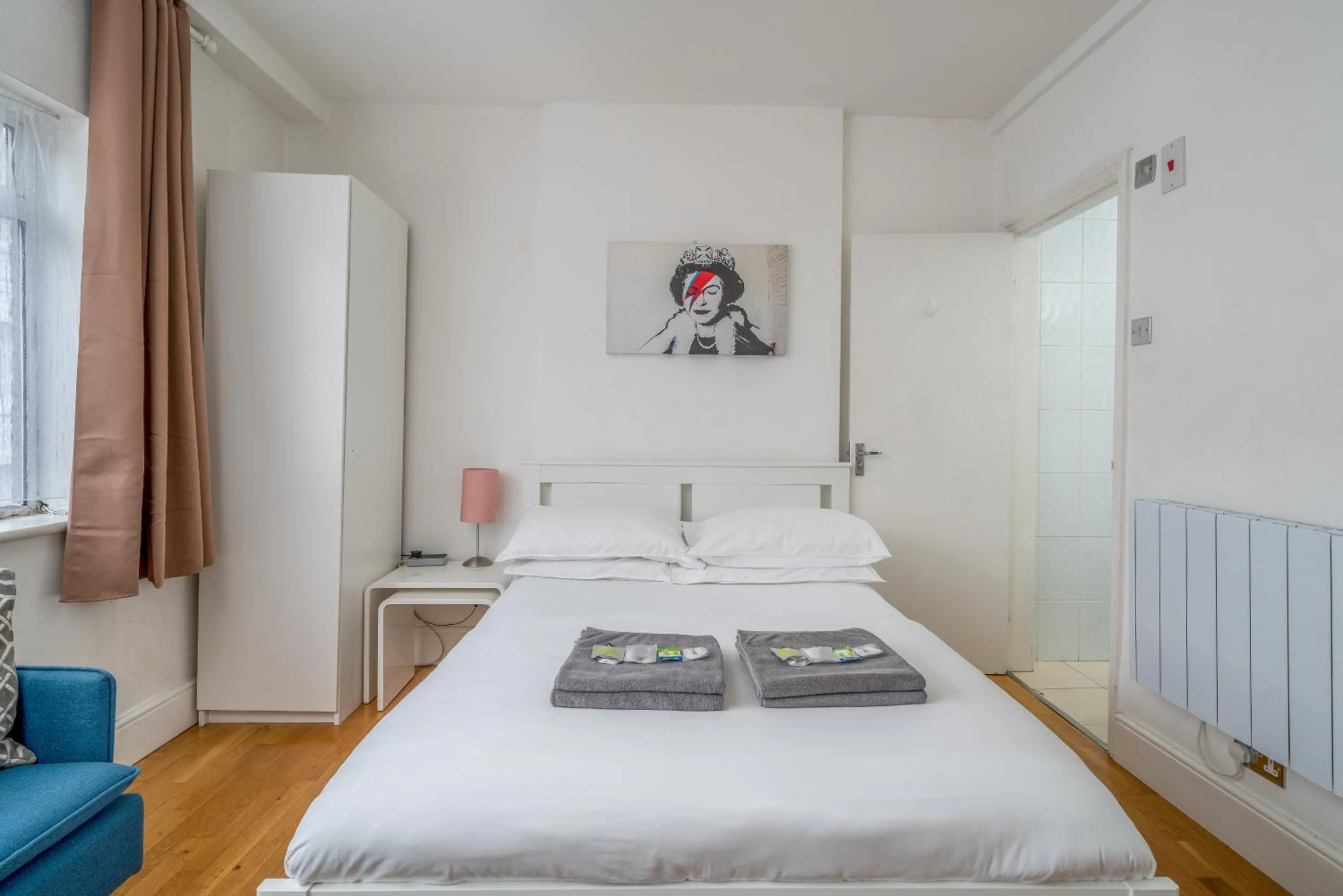 Bed in Private Studio - Wardour Street - Berwick Street