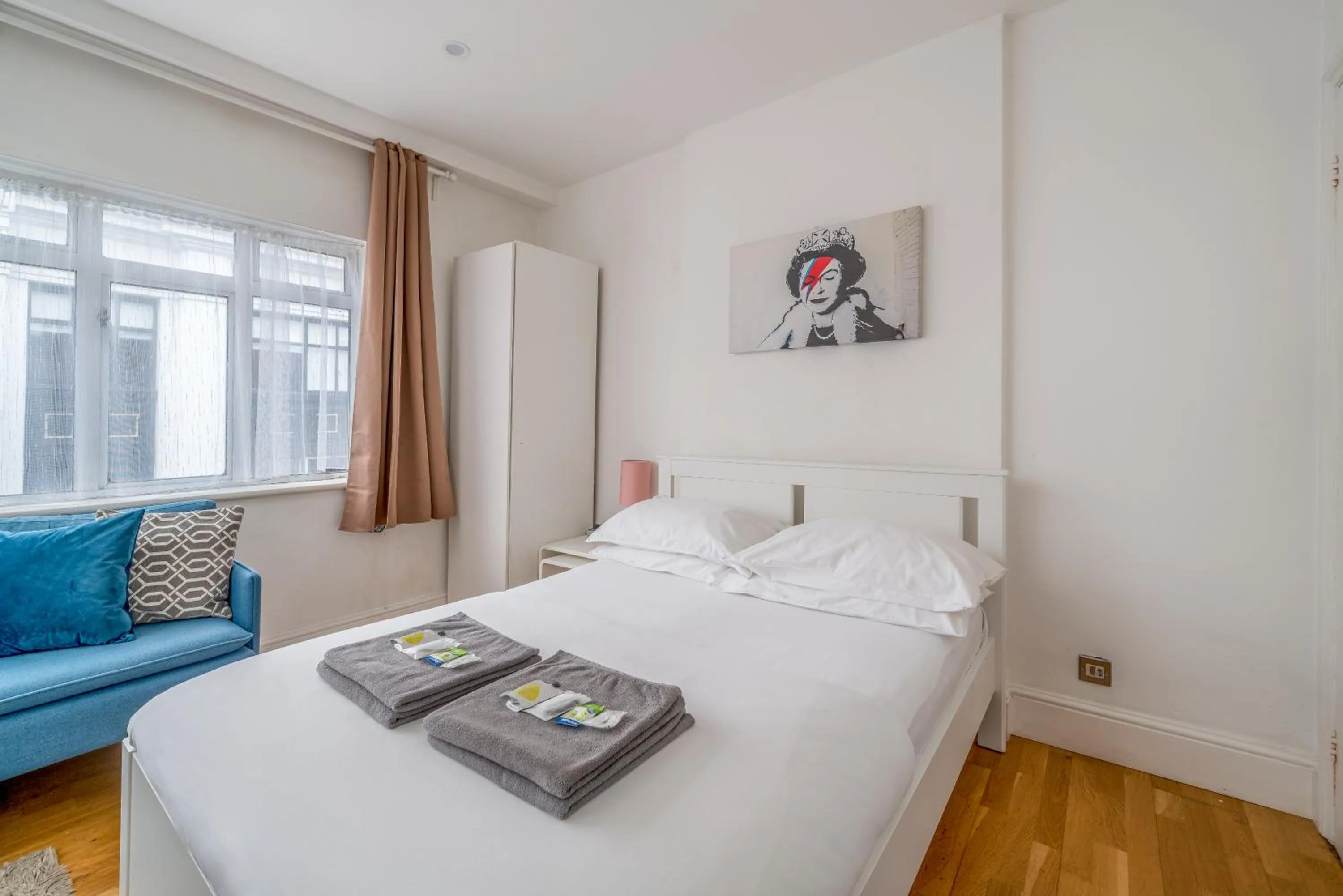 Bed in Private Studio - Wardour Street - Berwick Street