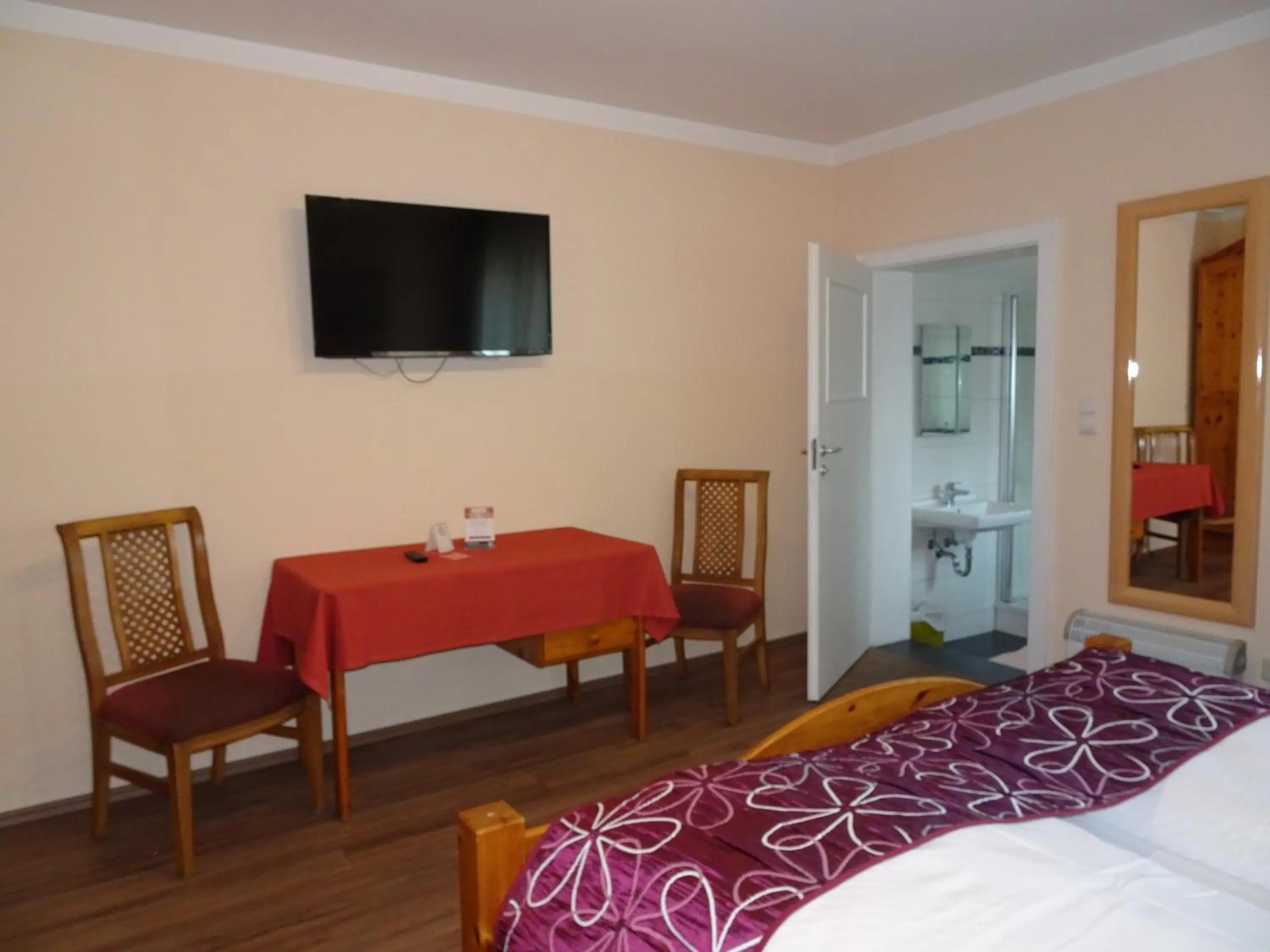 Photo of the whole room, Bed in Hotel & Weinstube Restaurant Filling