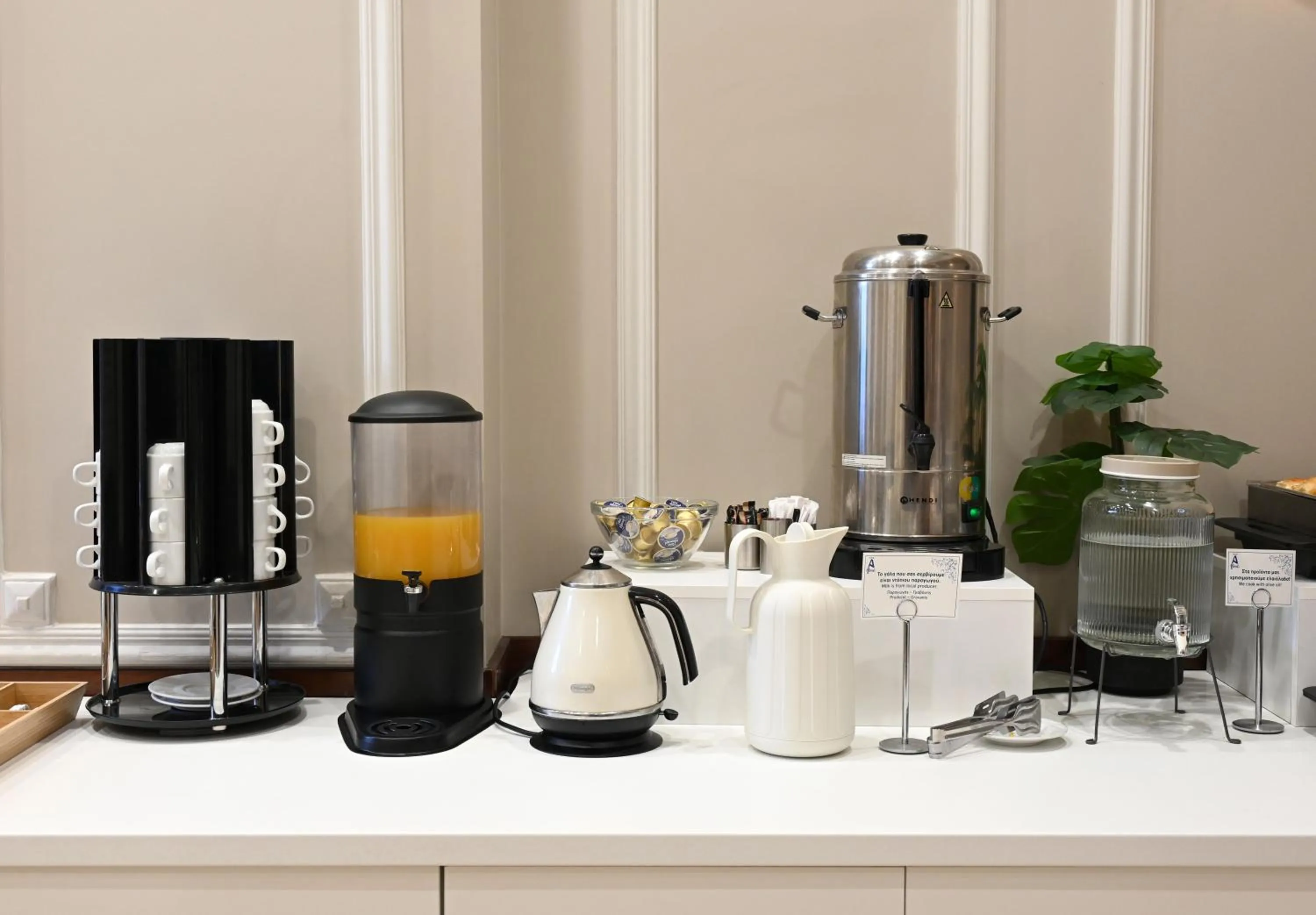 Coffee/tea facilities in Hotel Achillion