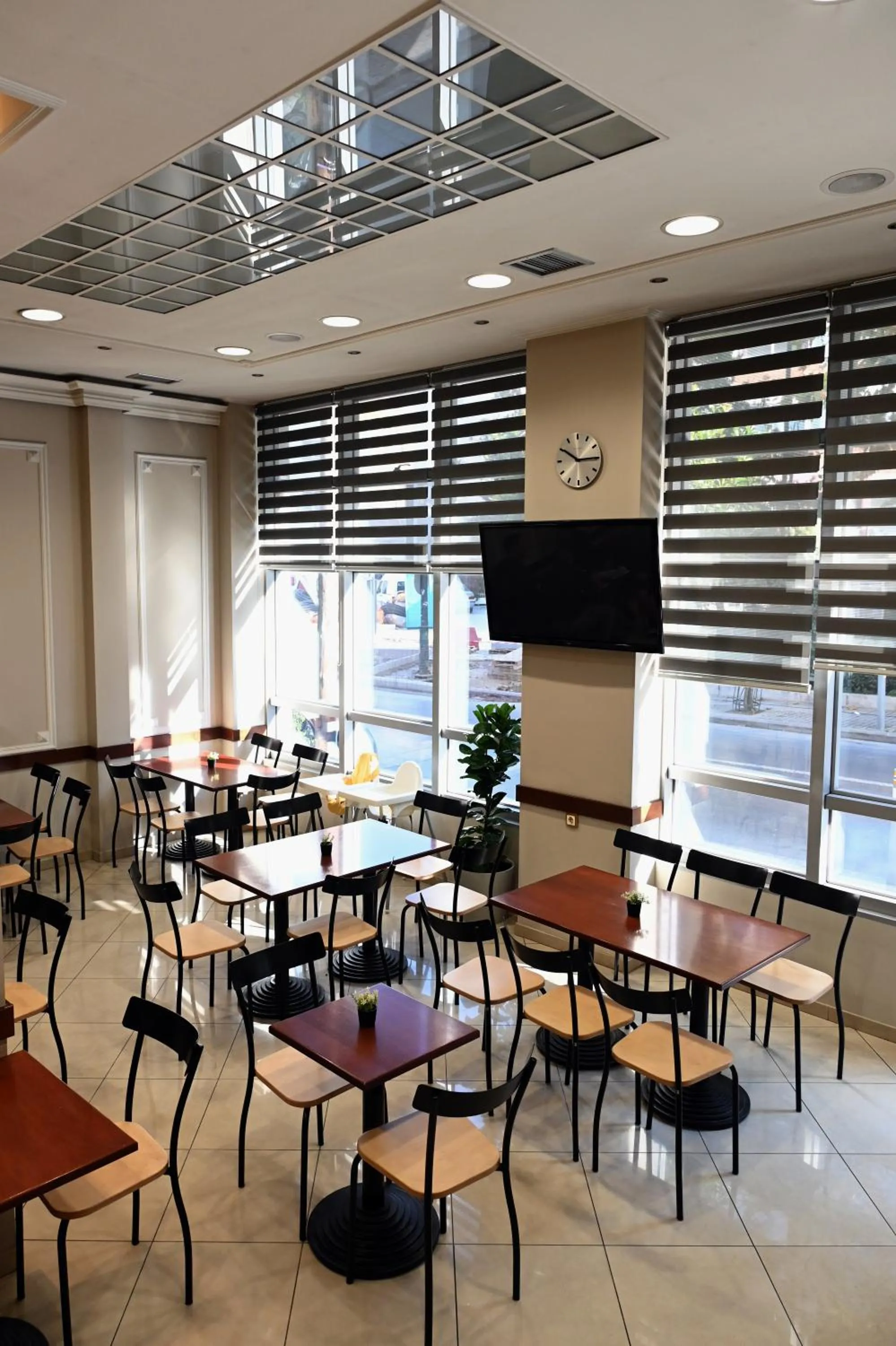 Restaurant/places to eat in Hotel Achillion