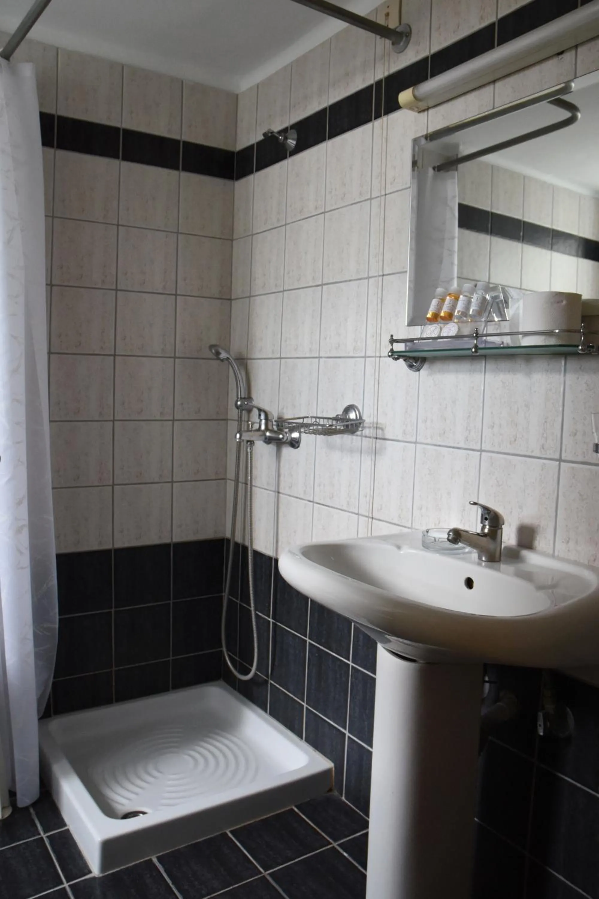 Shower in Hotel Achillion