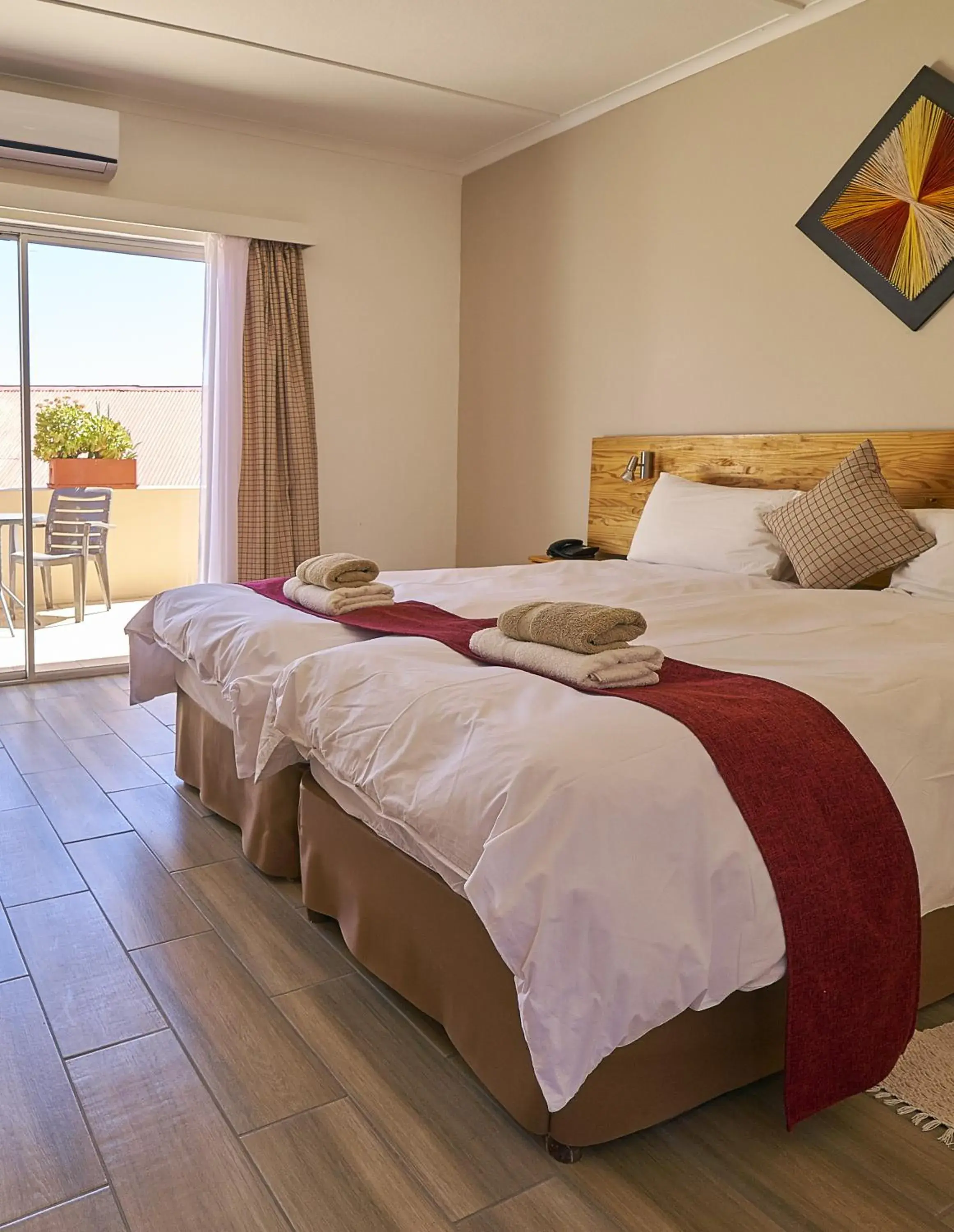 Inner courtyard view, Bed in Hotel Uhland Inner courtyard view, Bed in Hotel Uhland