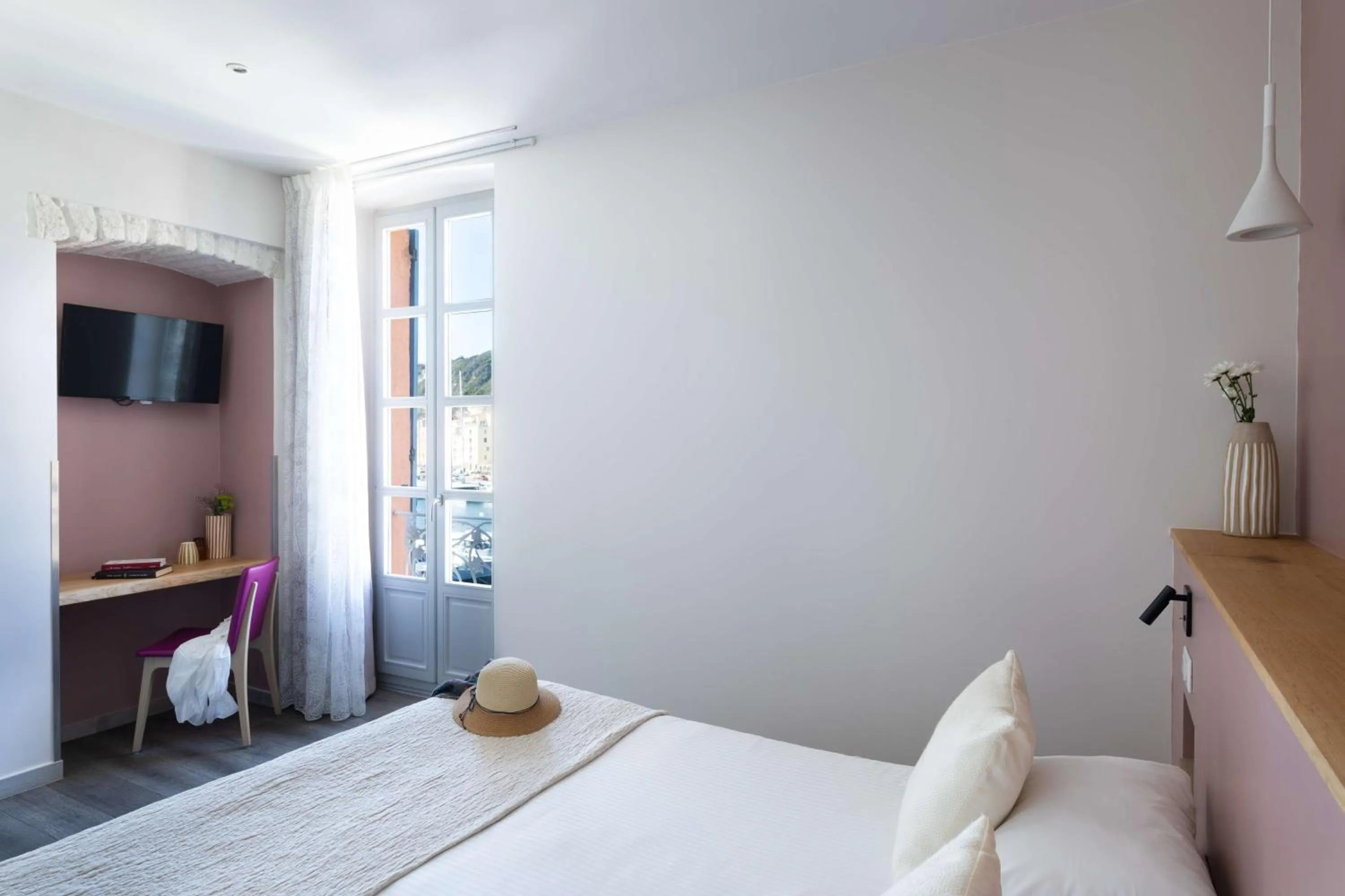 Bedroom, Bed in Best Western Hotel du Roy d'Aragon