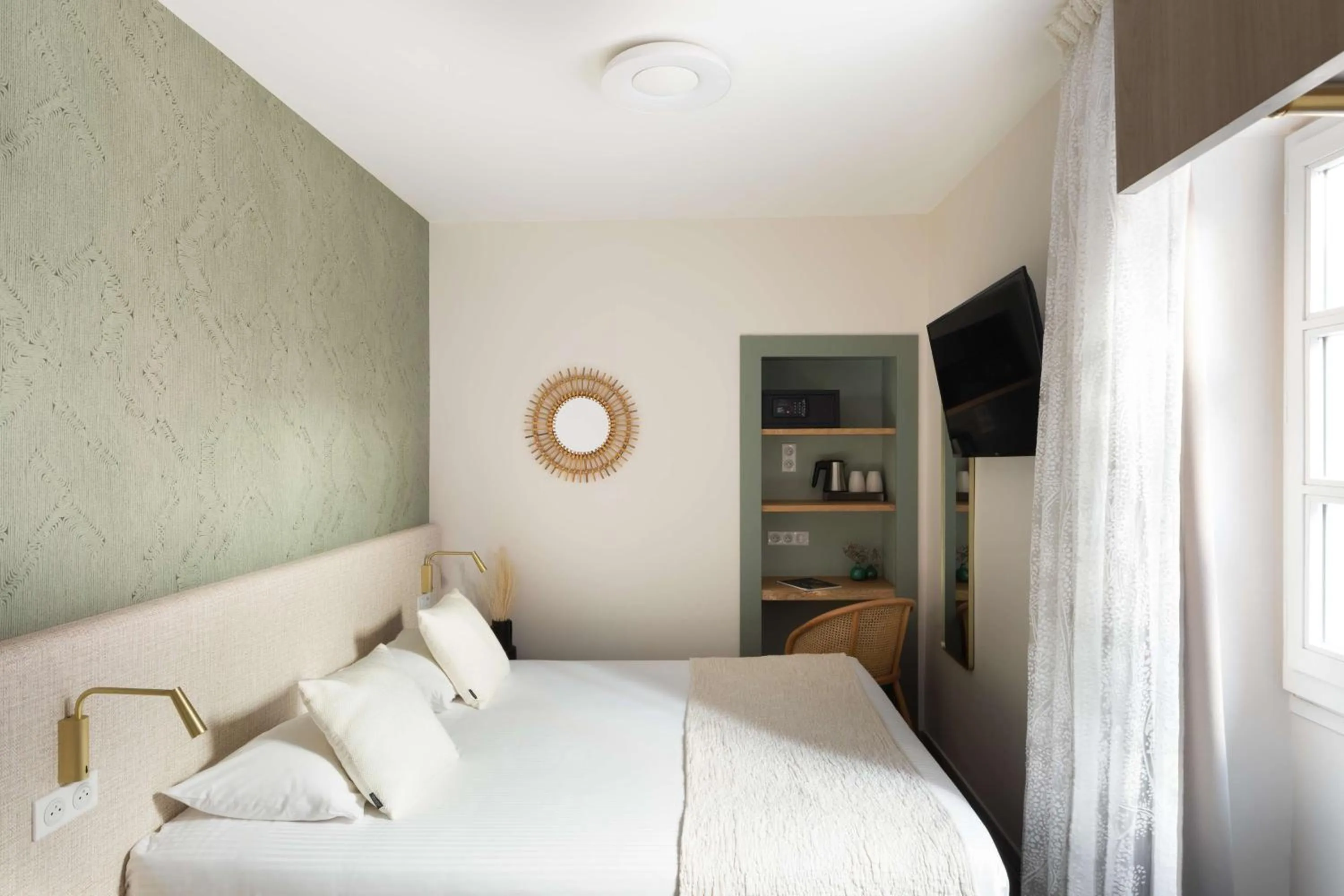 Bedroom, Bed in Best Western Hotel du Roy d'Aragon