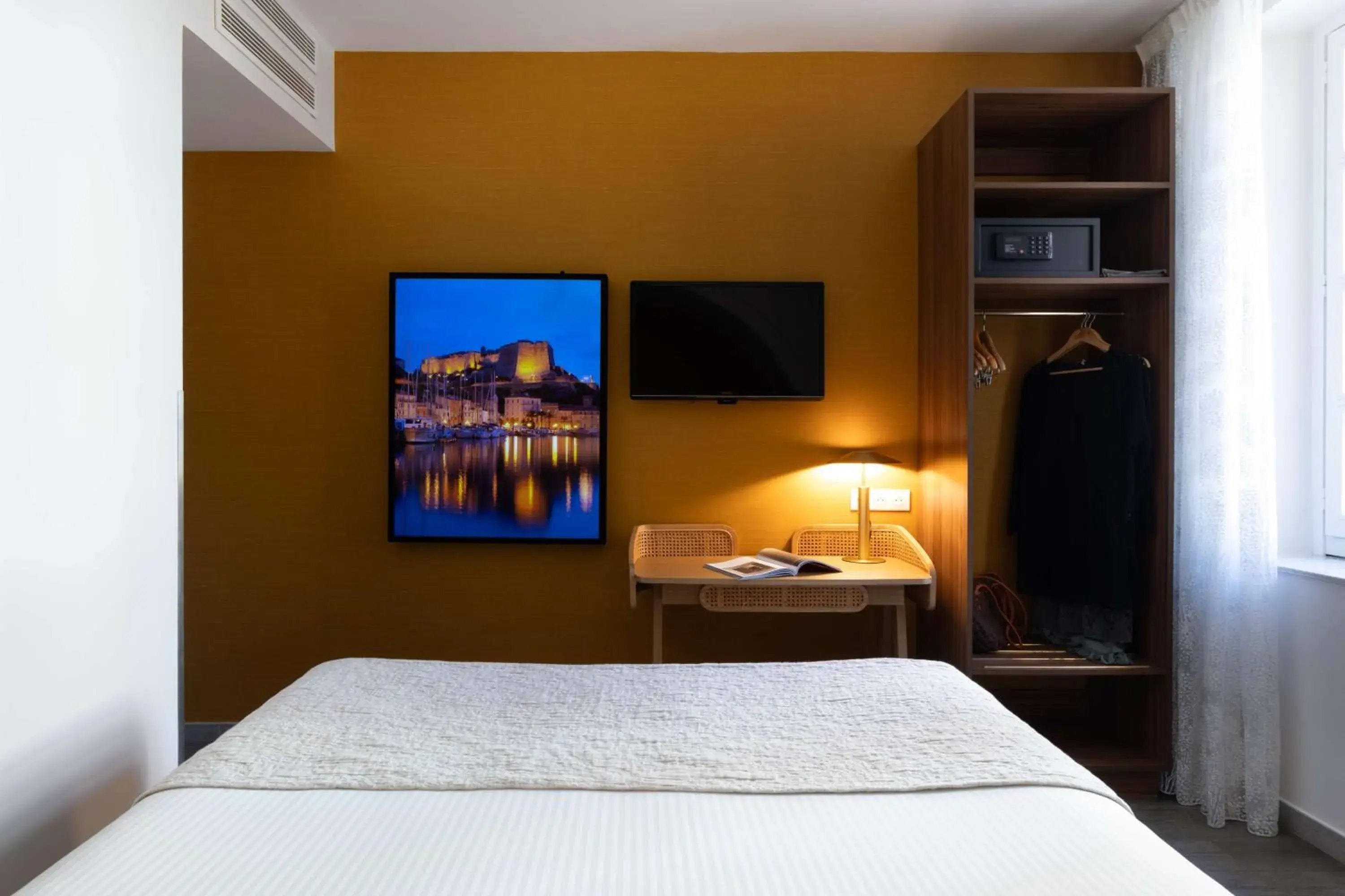 Bedroom, Bed in Best Western Hotel du Roy d'Aragon Bedroom, Bed in Best Western Hotel du Roy d'Aragon