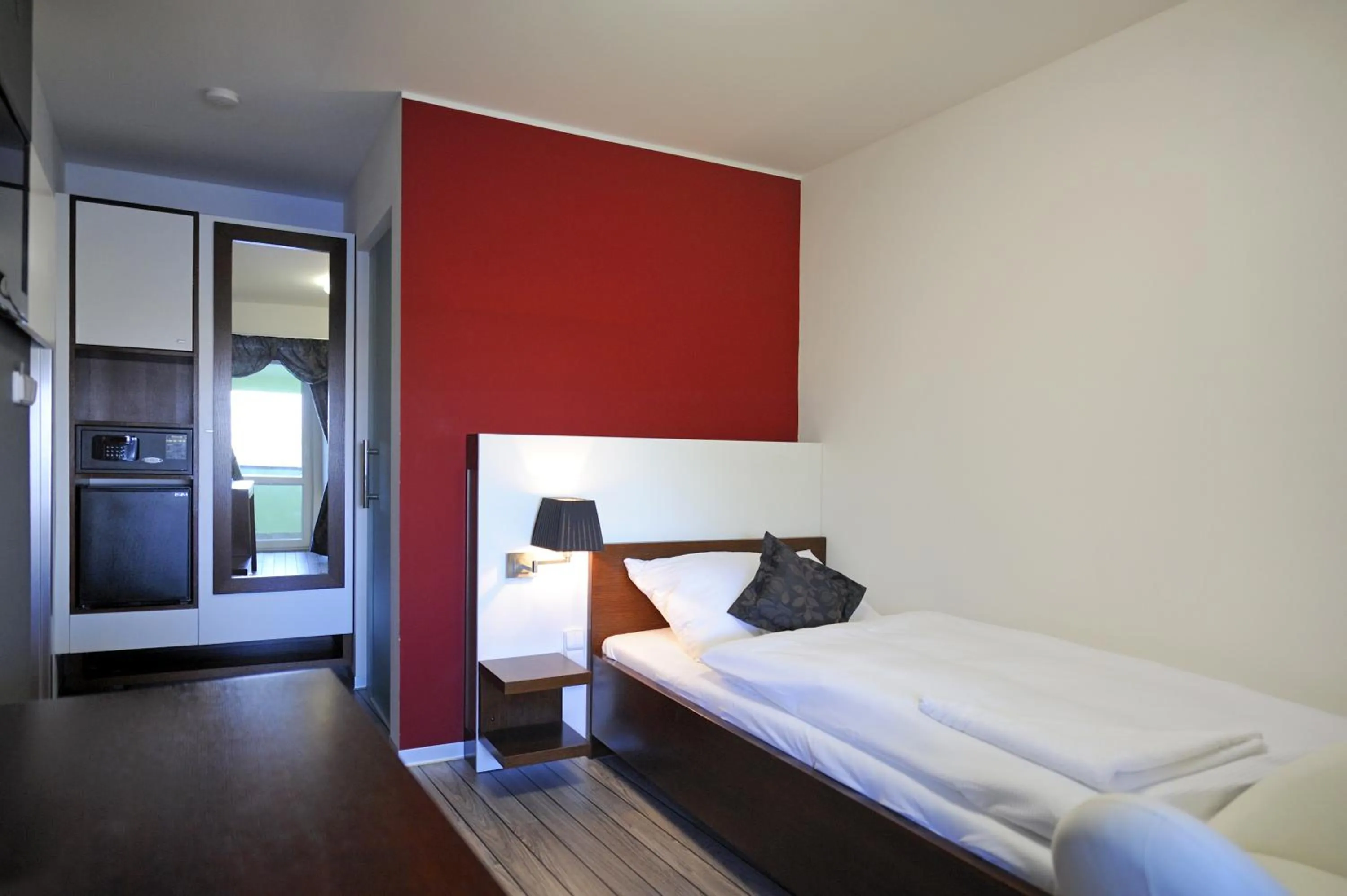 Photo of the whole room, Bed in Caramell