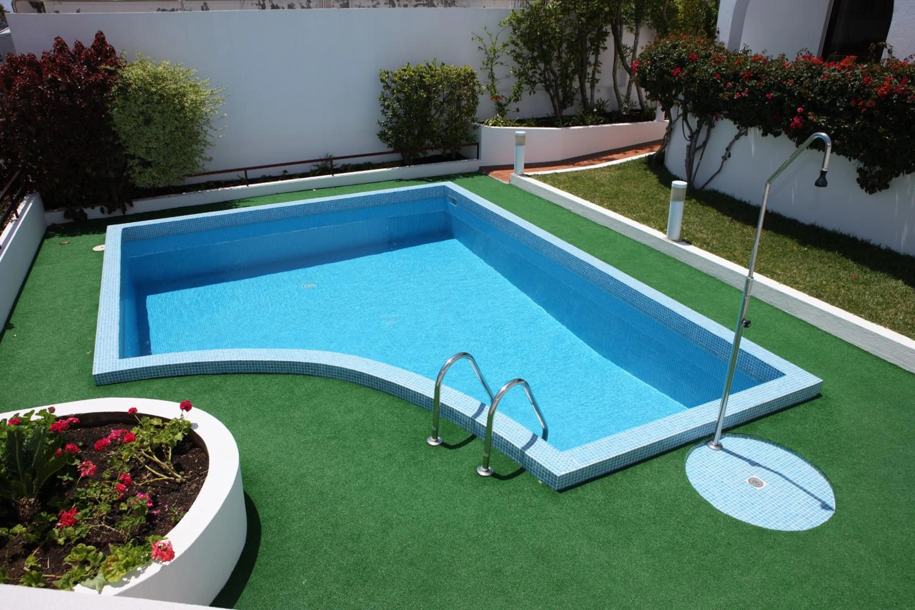 Swimming pool in Canico Bay Apartments