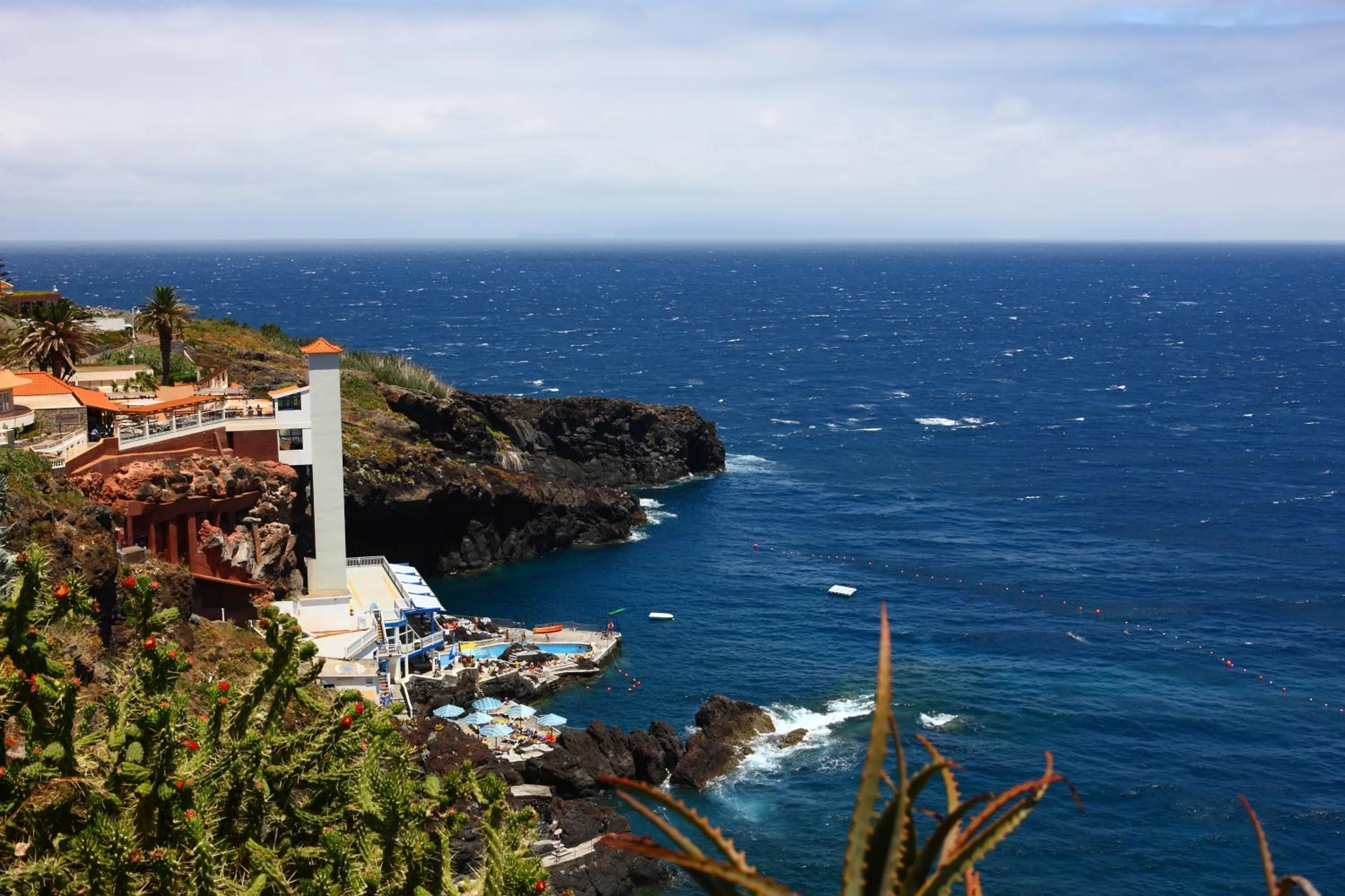 Area and facilities in Canico Bay Apartments