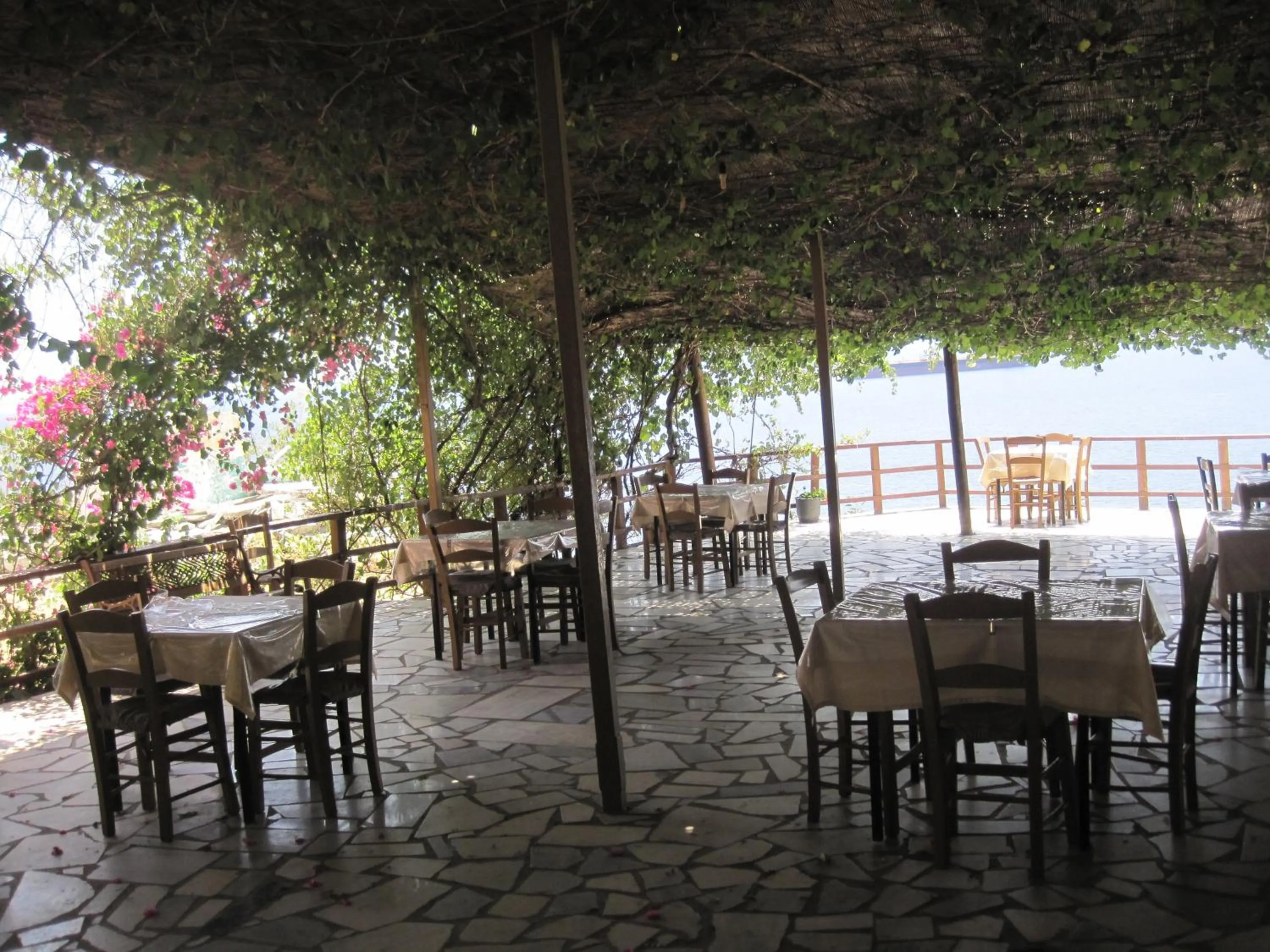 Restaurant/places to eat in Sfinias Apartments