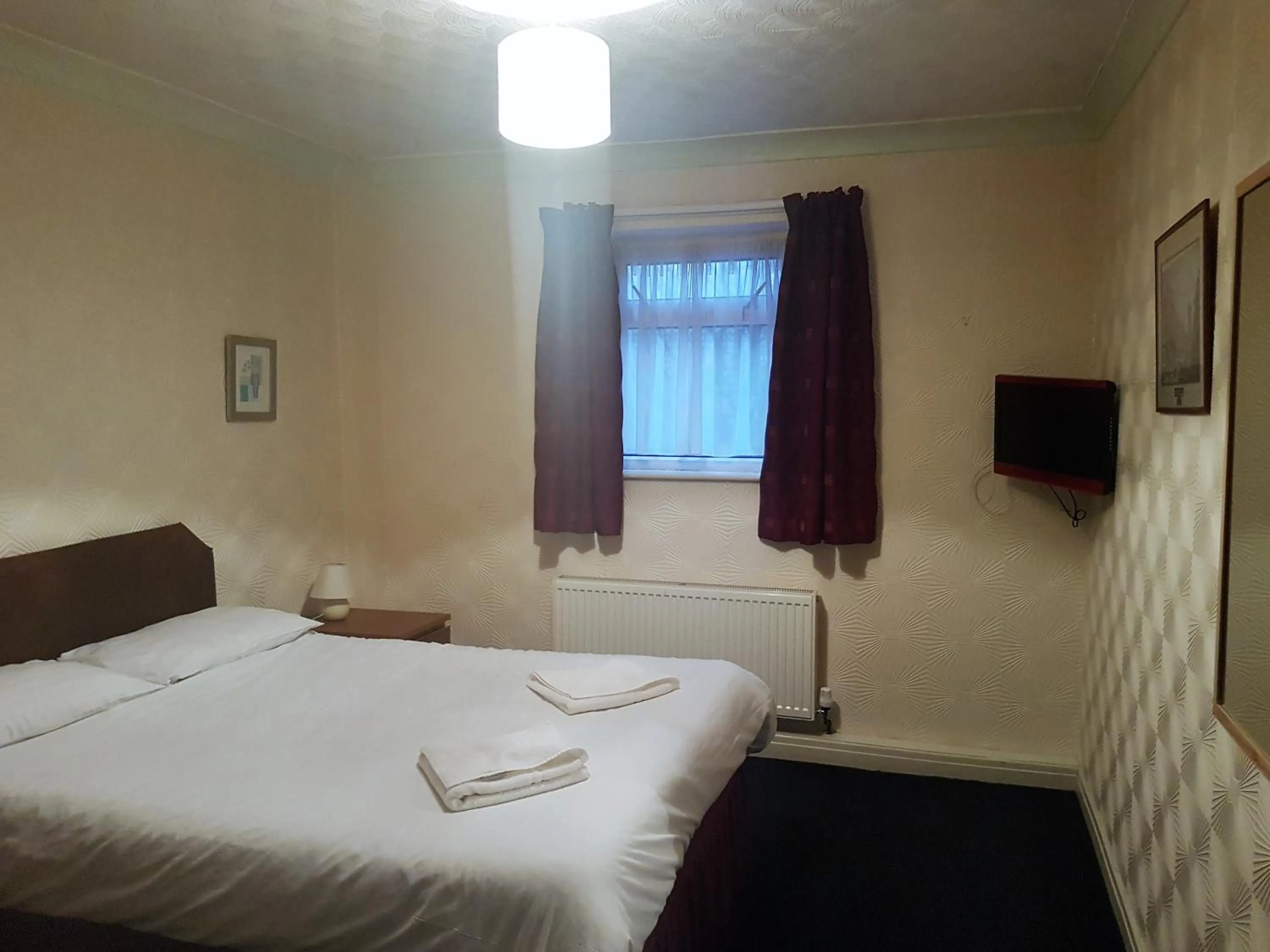 Shower, Bed in The Mercury