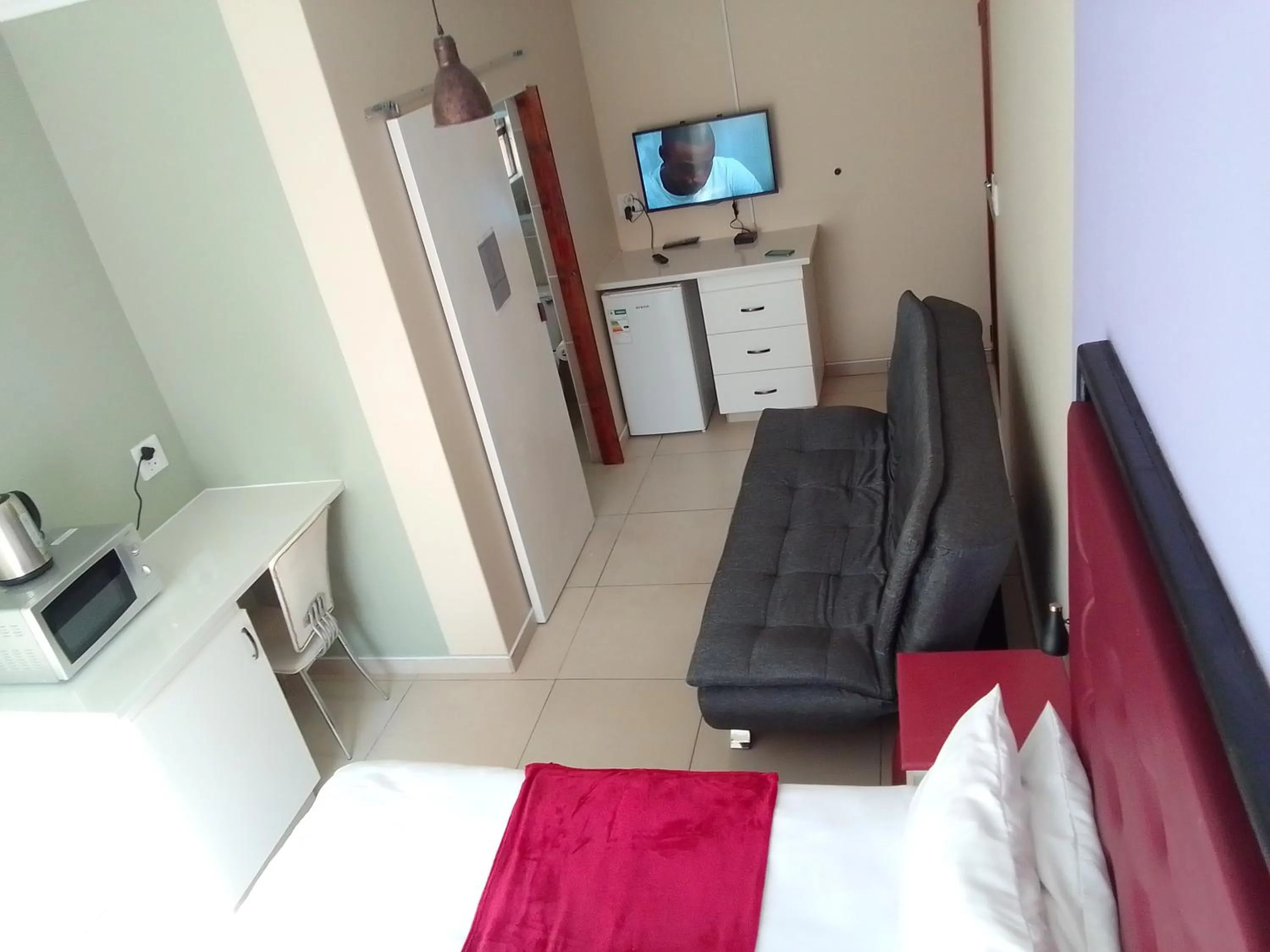 Photo of the whole room, Bed in Emampingeni lodge