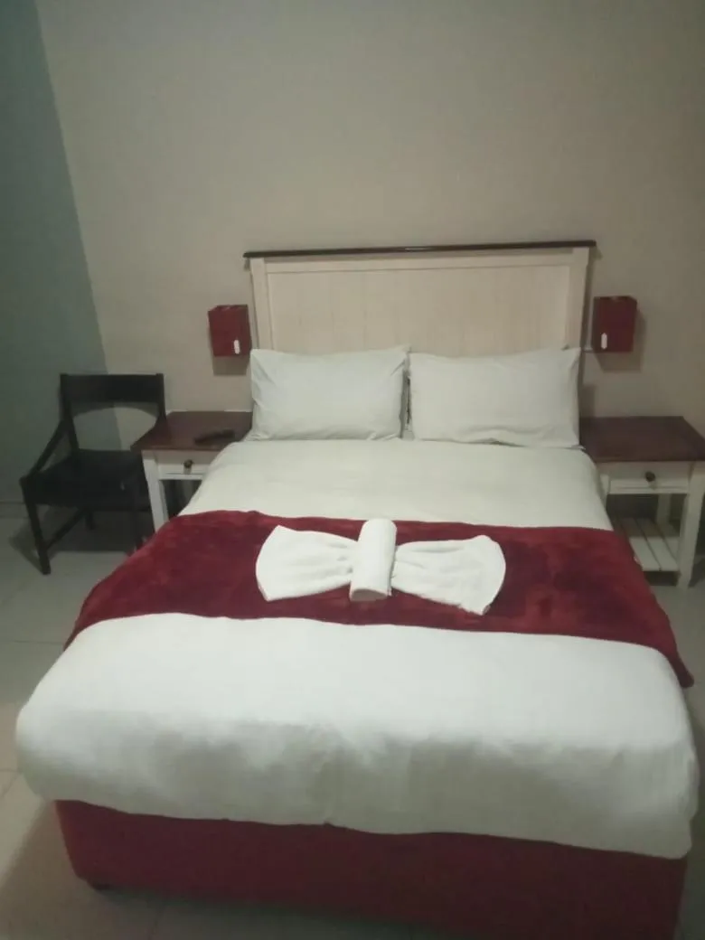 Bed in Emampingeni lodge