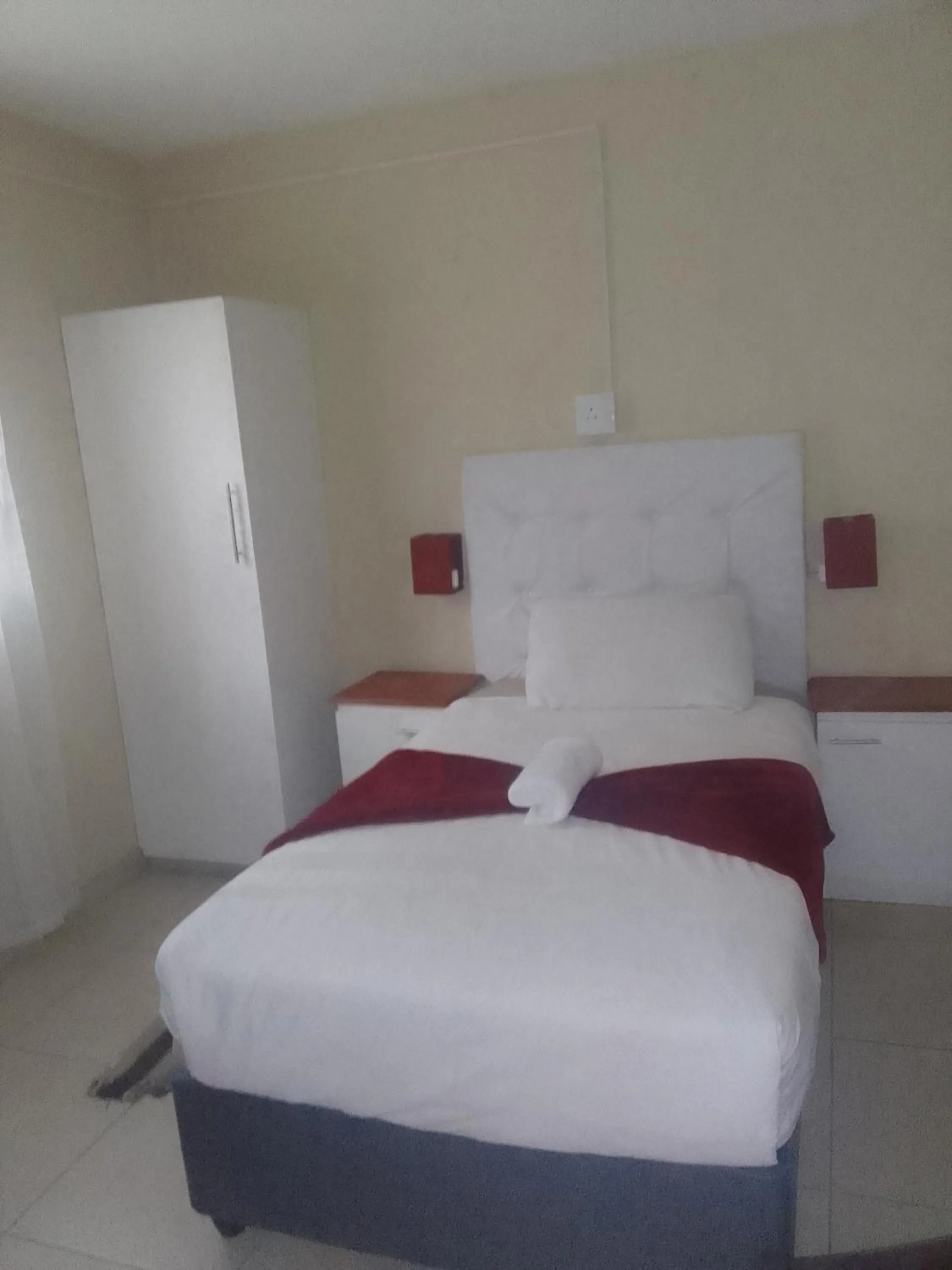 Bed in Emampingeni lodge